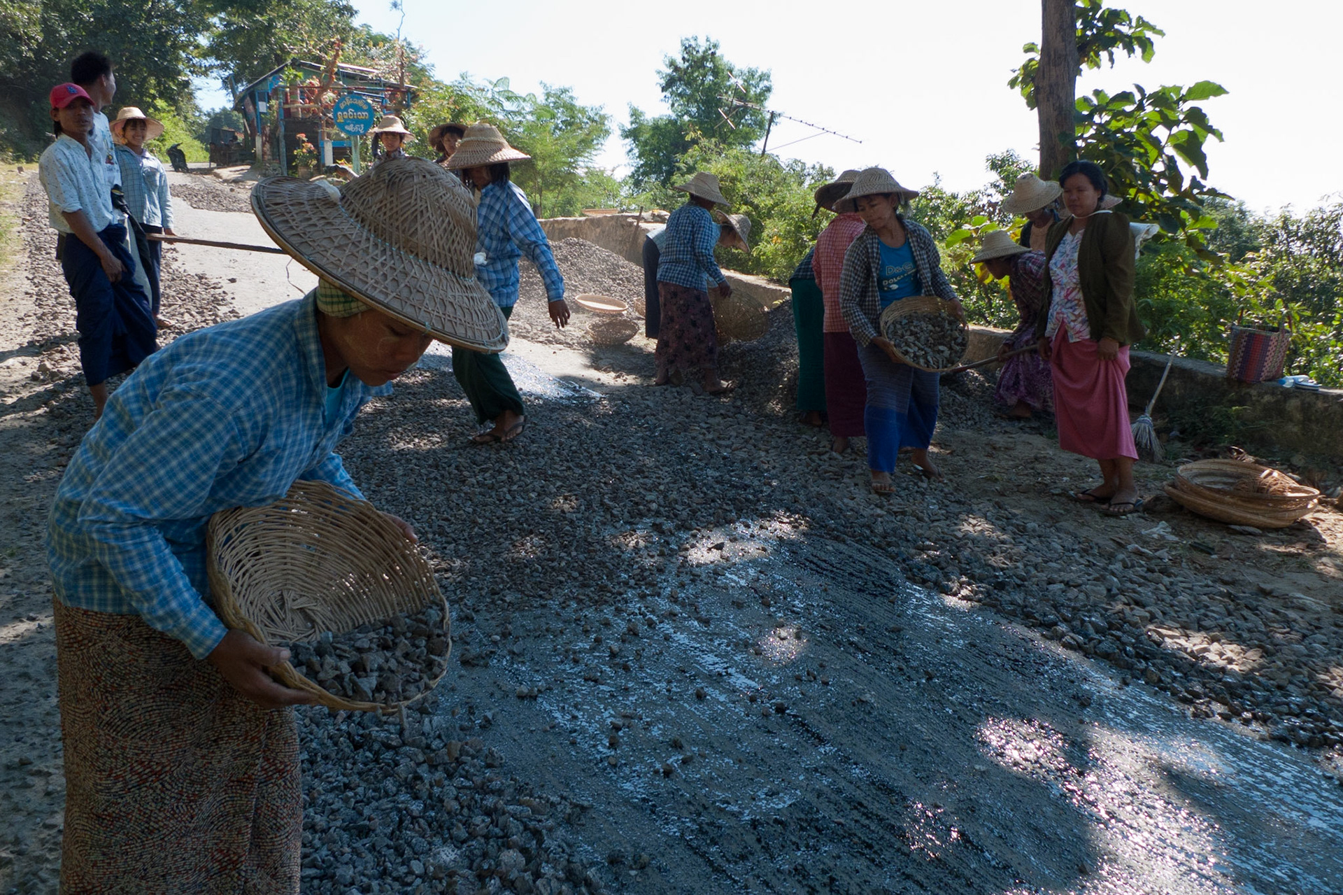 Mount Popa: Road making - always women!