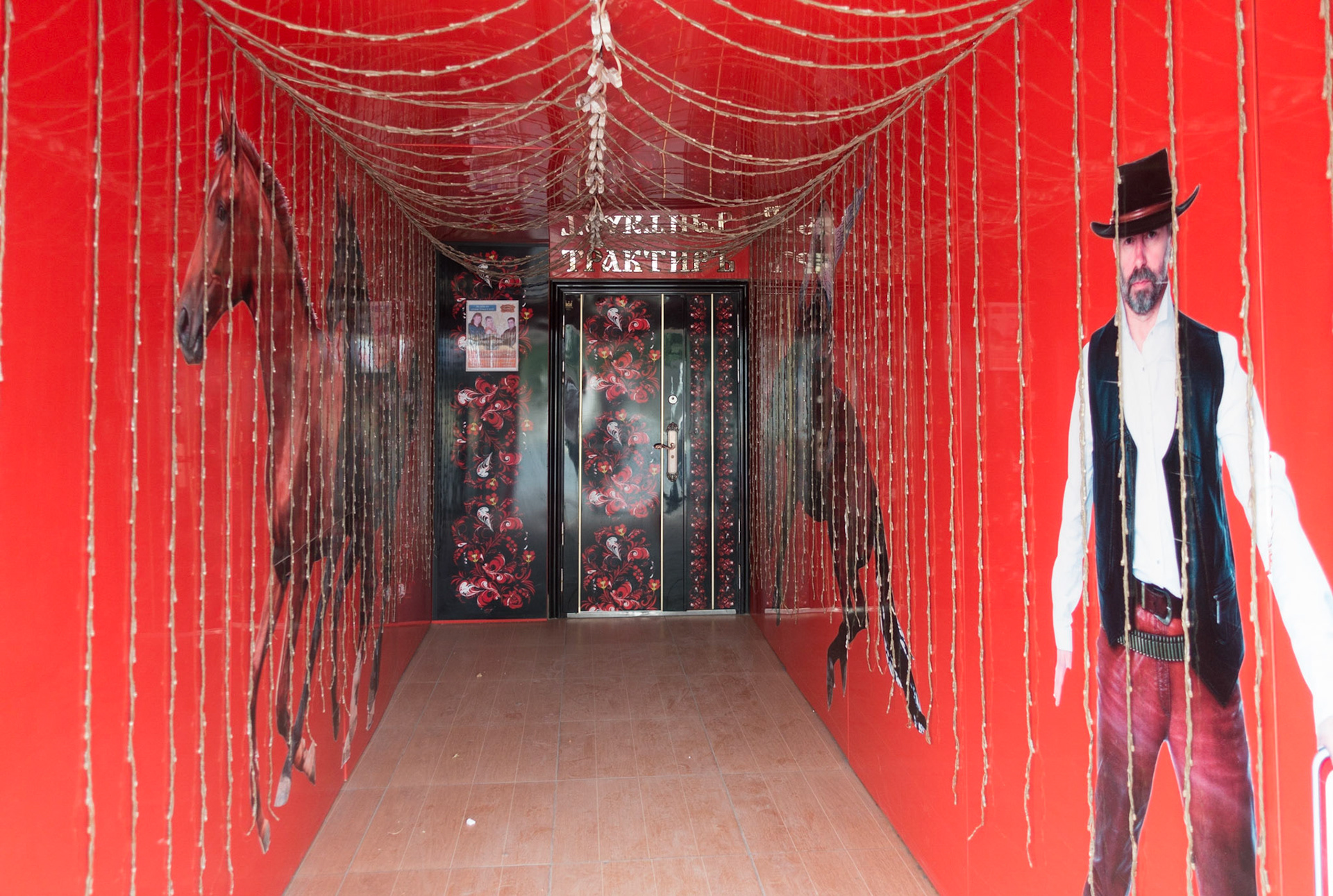 Road to Mary: Entrance to first restaurant