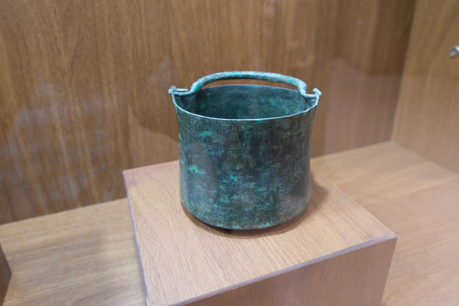 Hamedan: Hegmataneh Museum - Bronze Bowl 1st C  BCE (cf OZ Billycan) (cf OZ Billycan)