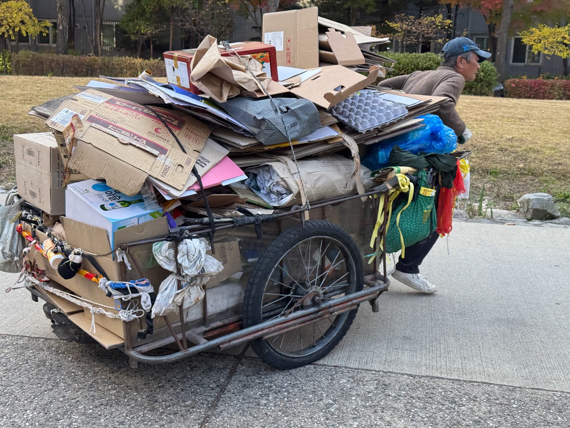 Soeul: Hongdae - cardboard collector