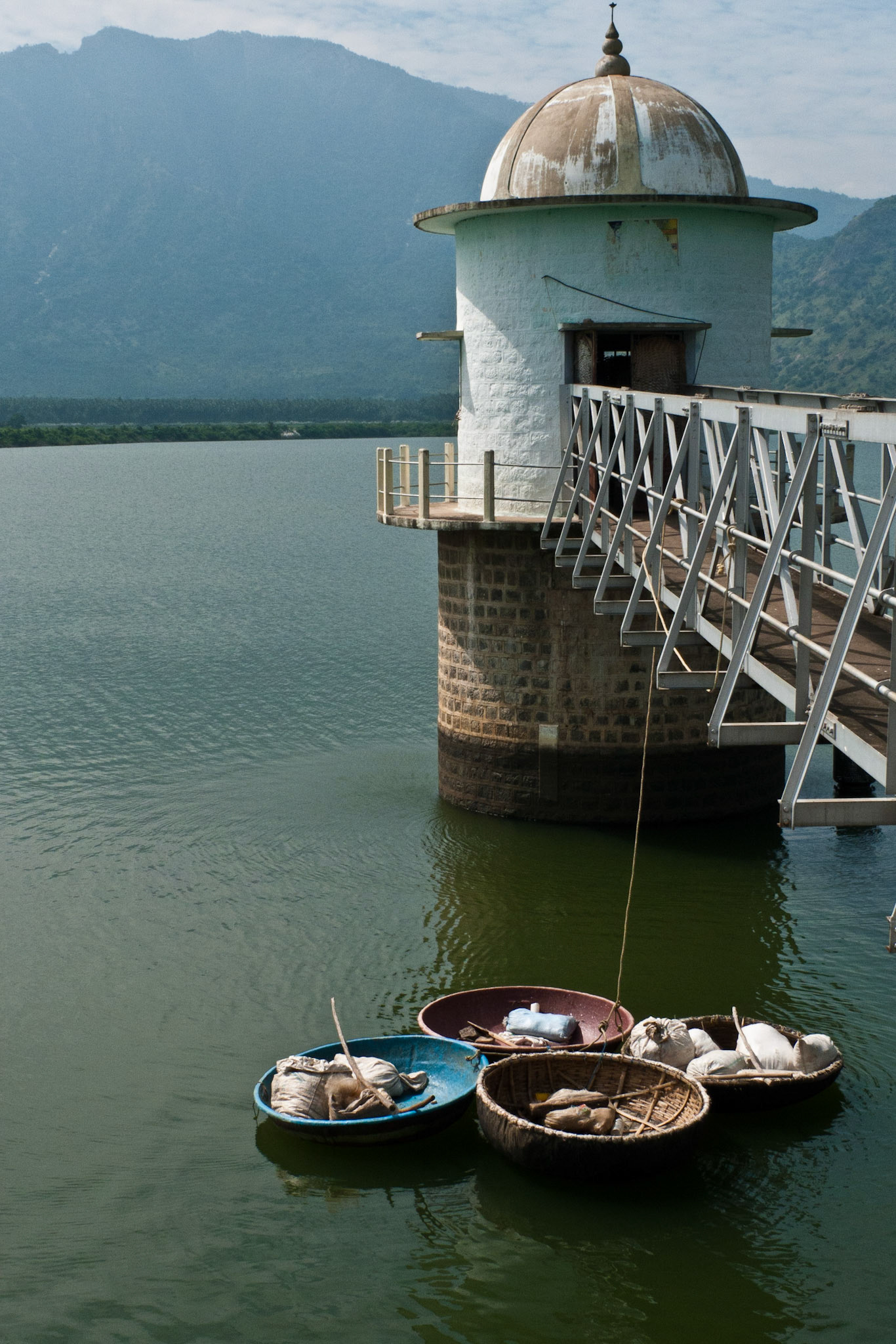 Cardamom House: walk round lake