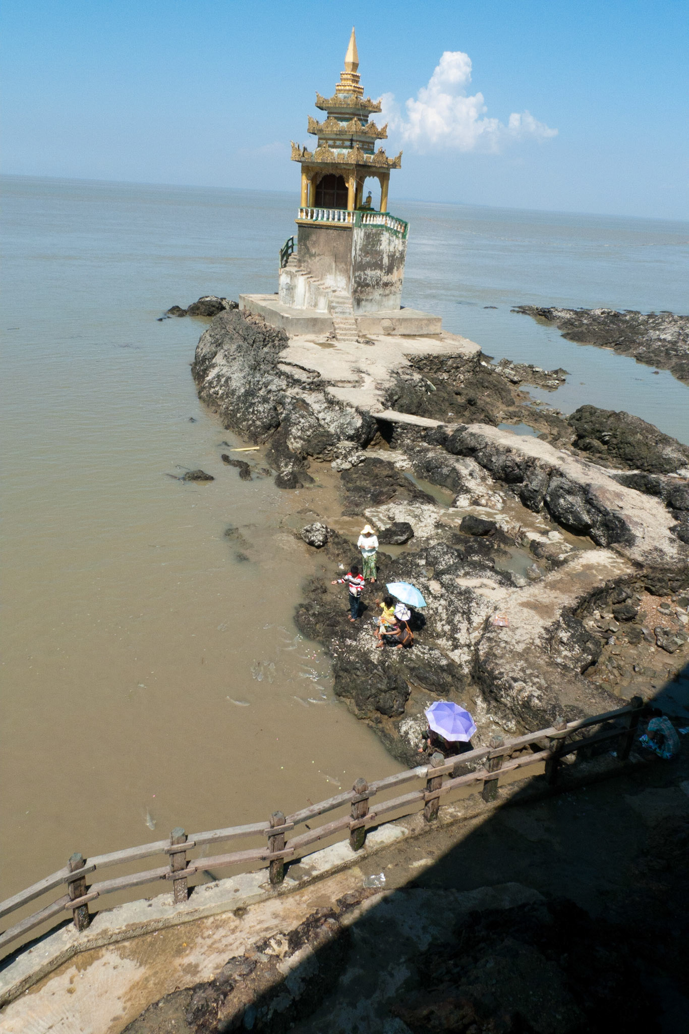 Yele Pagoda: Feeding the fish.