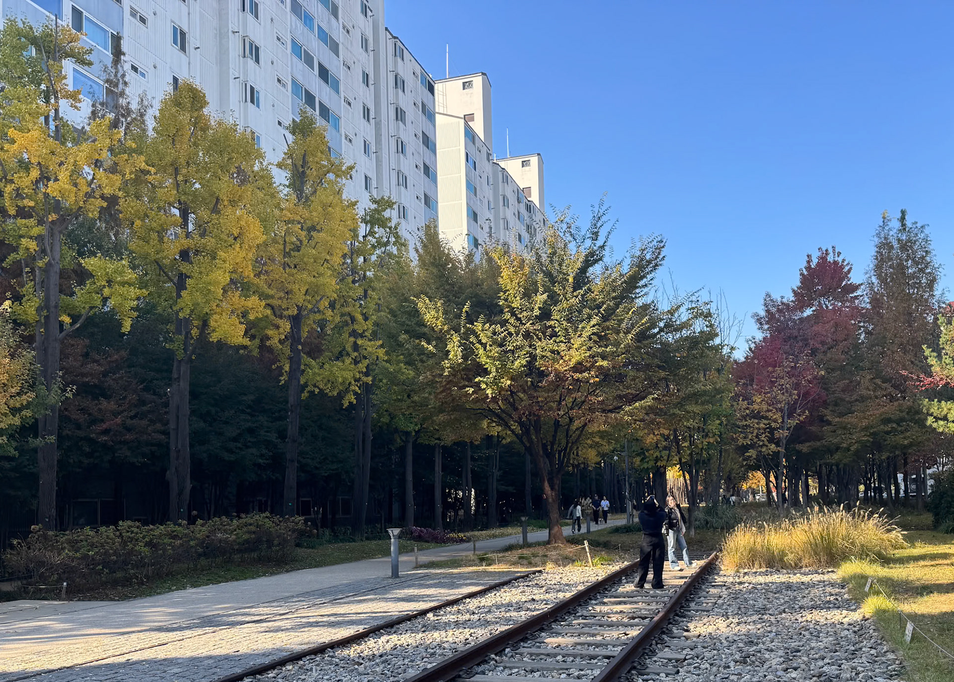 Seoul: Gyeongui Line Forest Park - former railway line