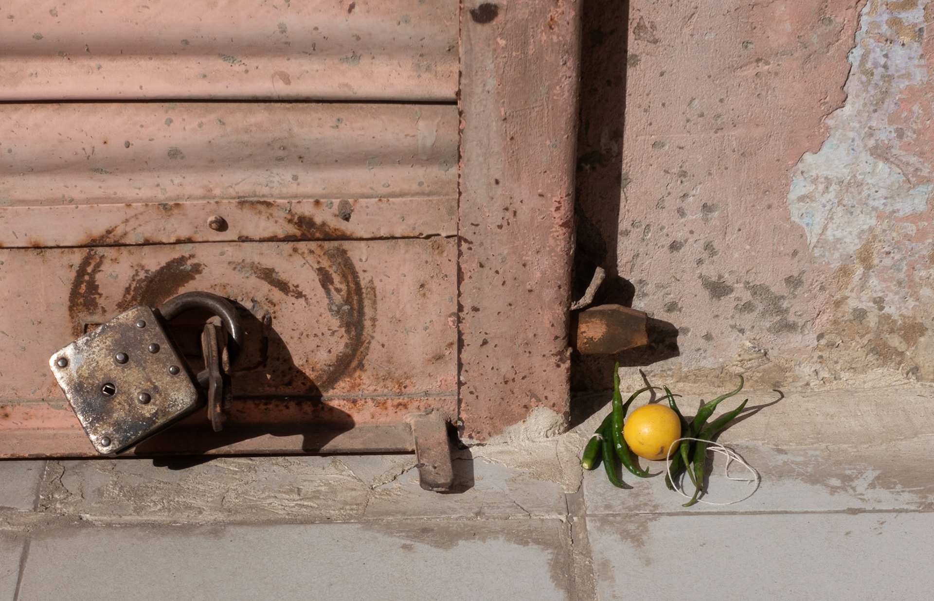Jaipur: Offering to gods pre-paid by shop owner
