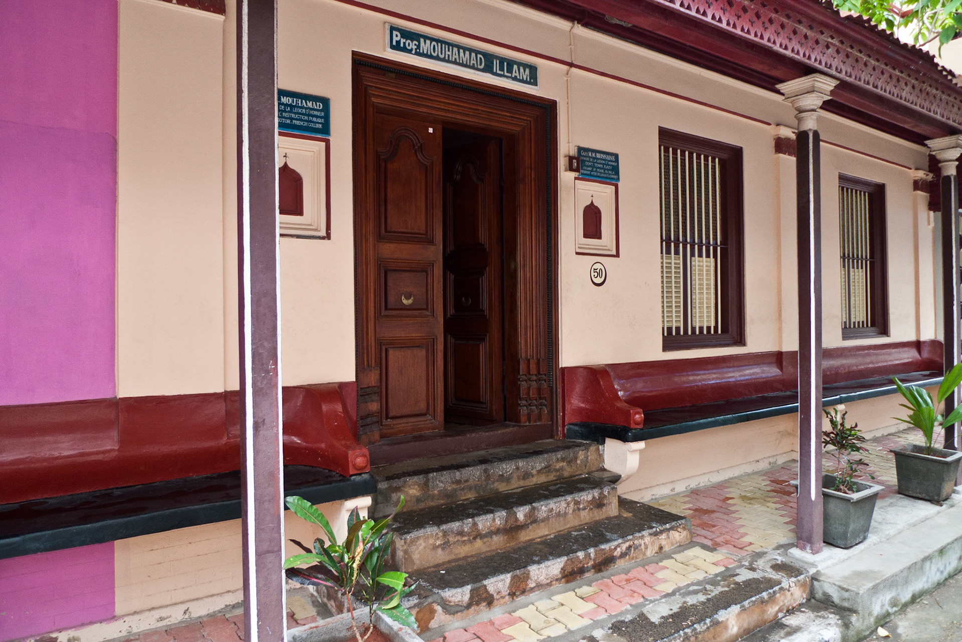 Pondicherry: muslim quarter (bench seating)