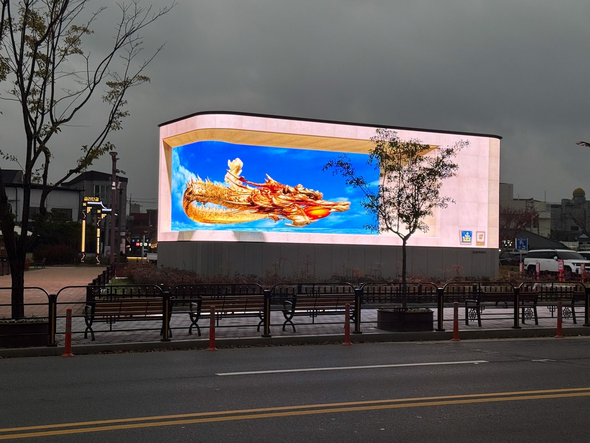 Gyeongju: Curved screen