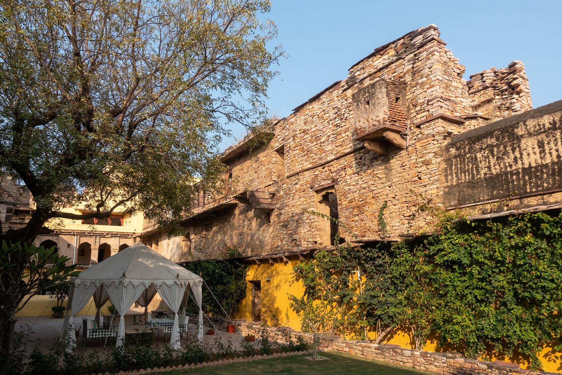 Saportra: Ramathra Fort Hotel