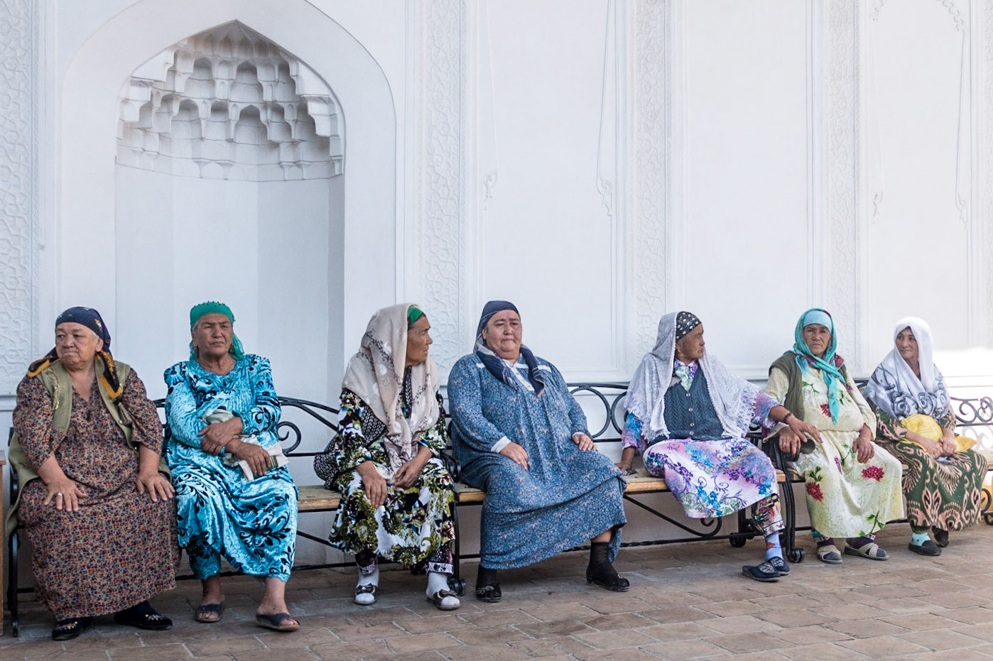 Samarkand: Memorial Complex Shah-i-Zindeh - mammas waiting