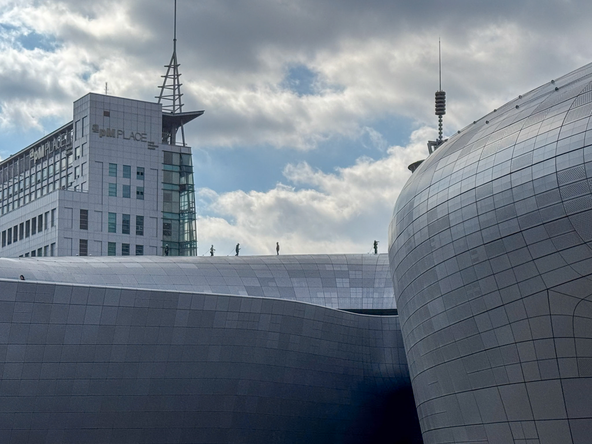 Seoul: Dongdaemun Design Plaza - Zaha Hadid - roped walkers
