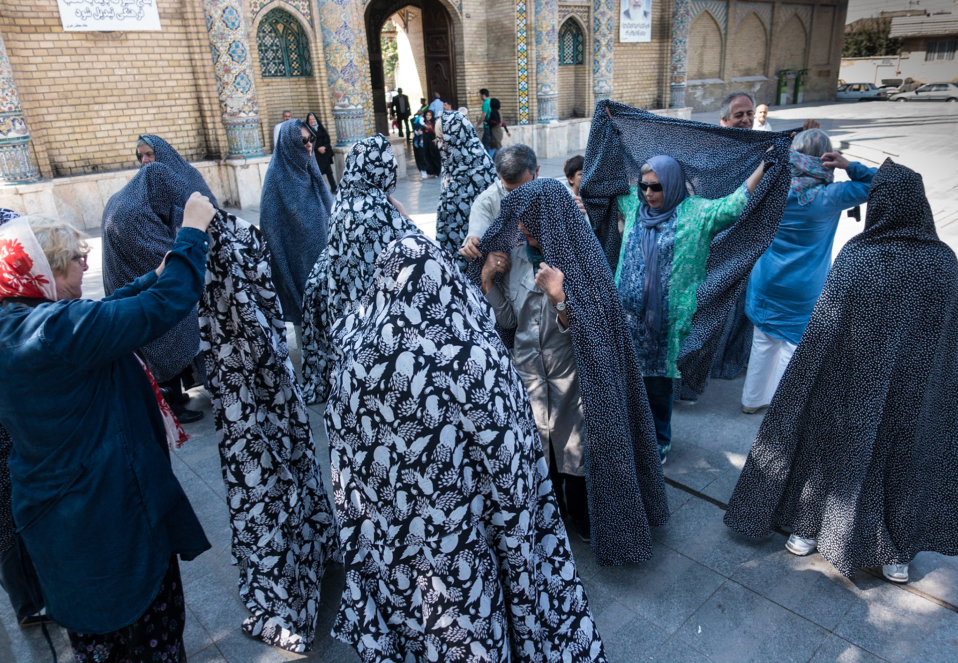 Qazvin: Imamzadeh-ye Hussein - Frocking up