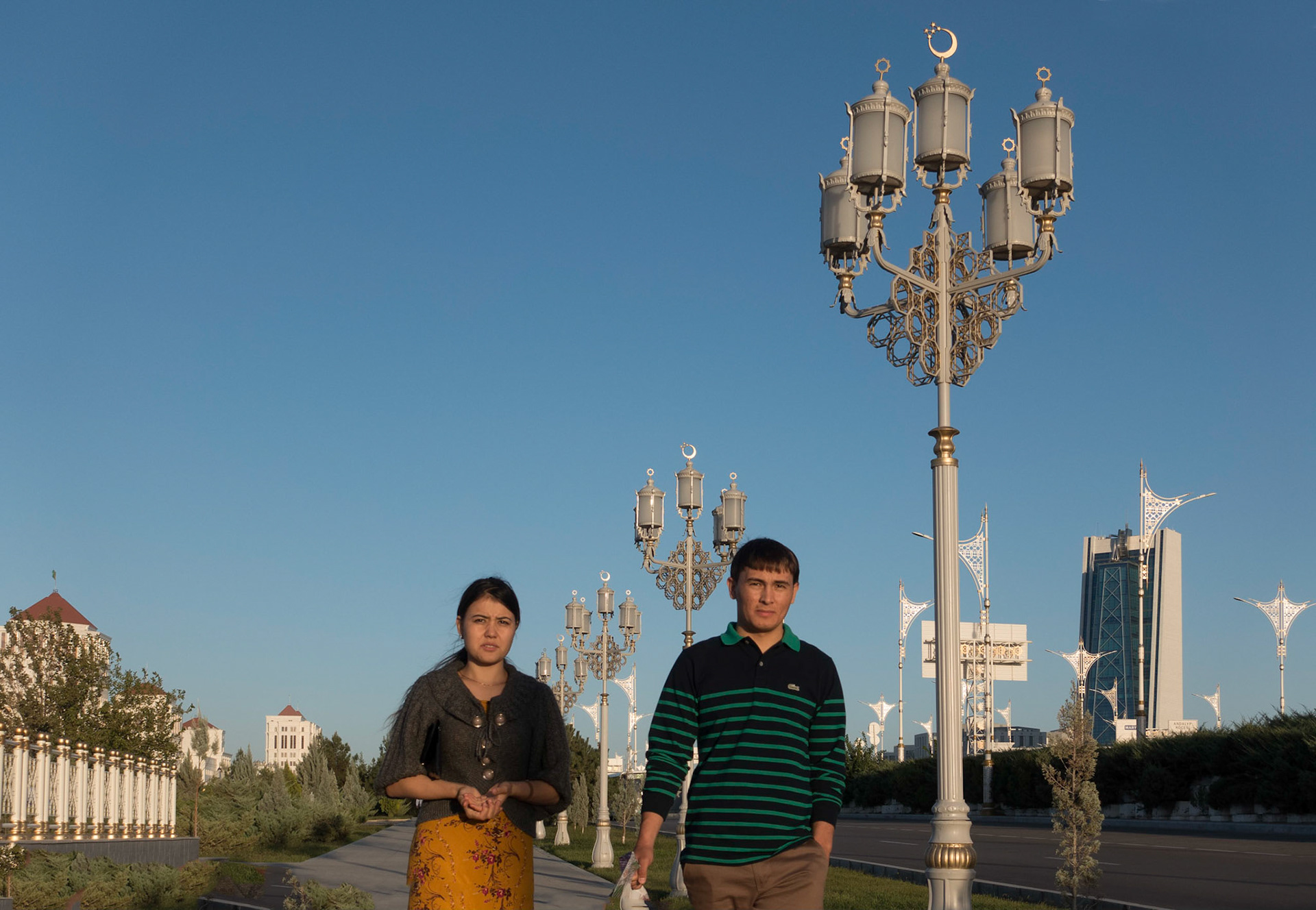 Ashgabat:  rare sighting of pedestrians