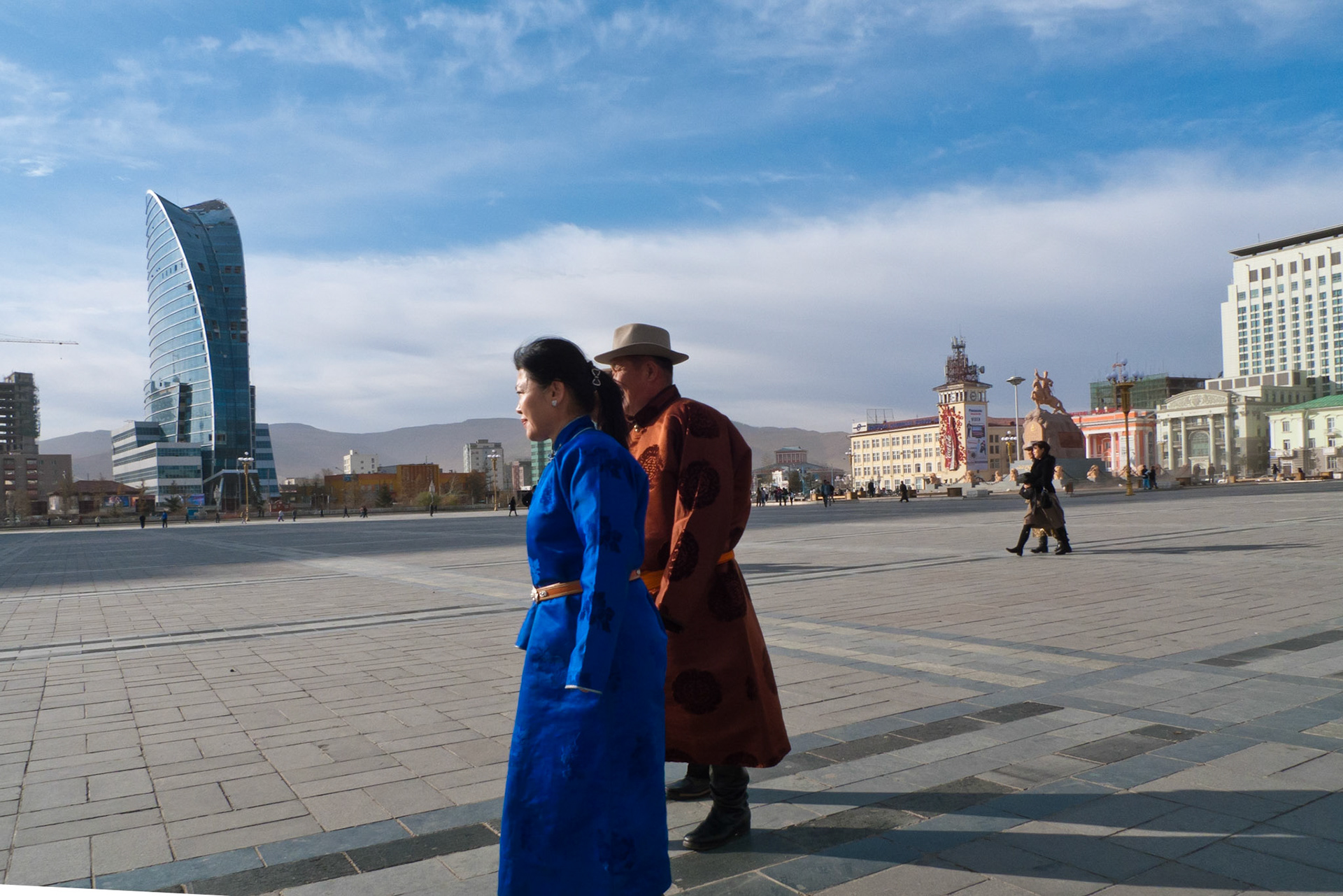 Ulaannbaatar: main square with "abandoned" modern building