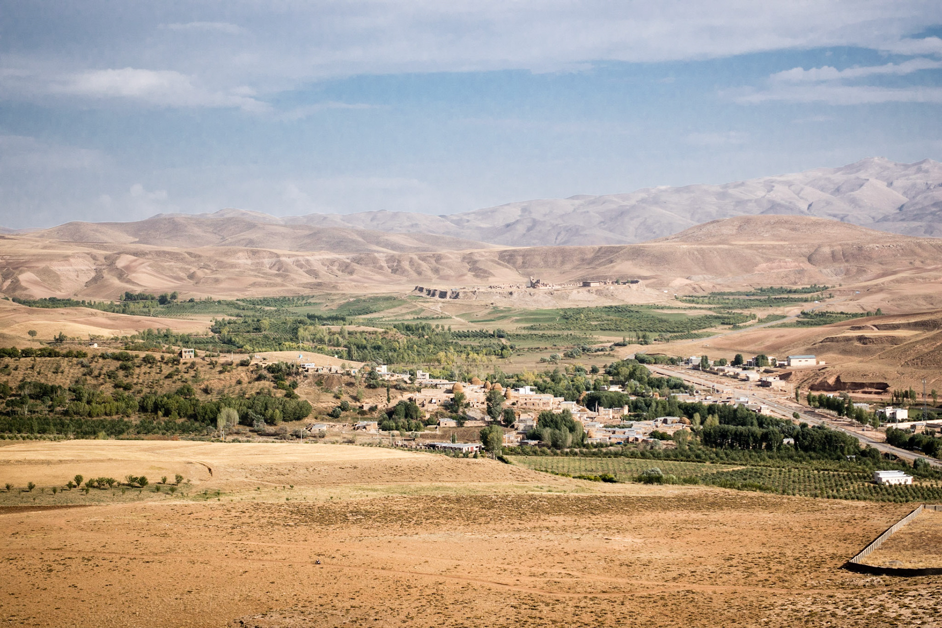 Takht-e Soleyman: Lake complex in middle ground