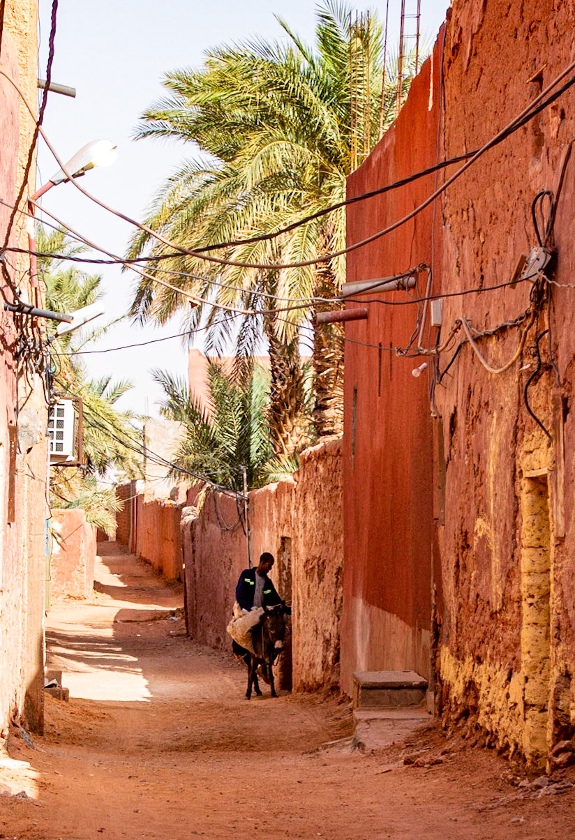 Timimoun: Opening his door