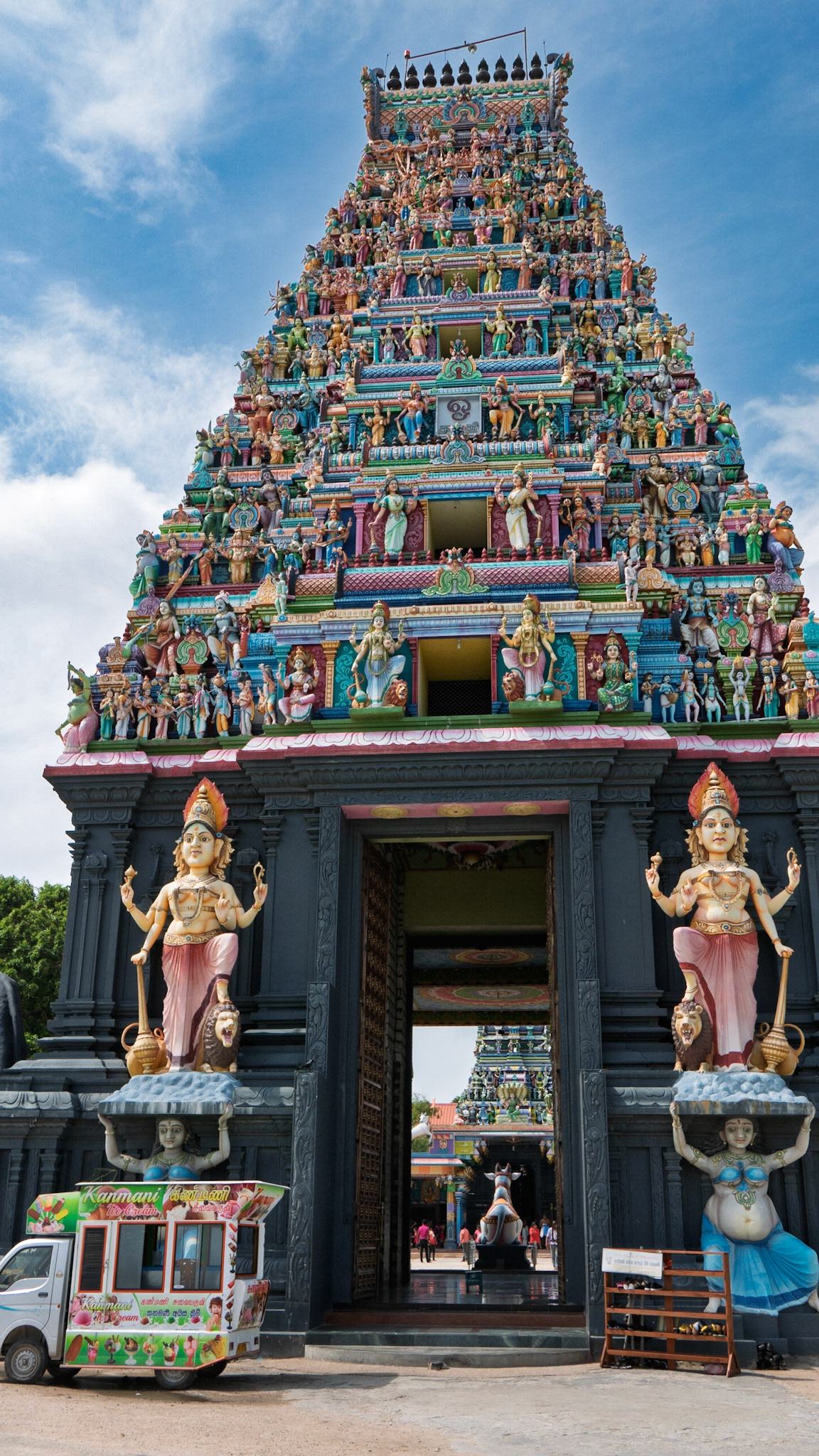 Nainativu: Pregnant guards