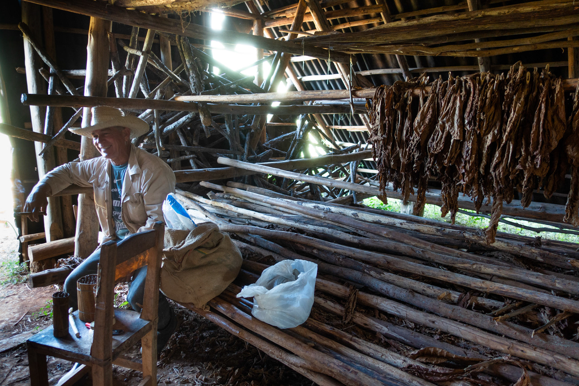 Vinales: Tobacco Farmer giving Cigar Lessons