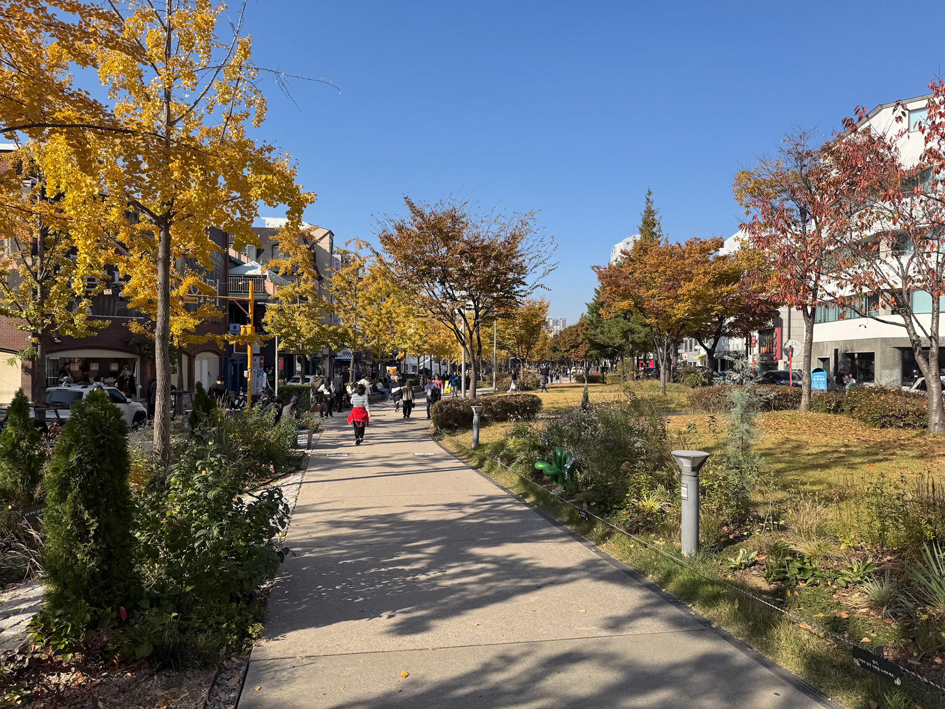 Seoul: Gyeongui Line Forest Park - former railway line