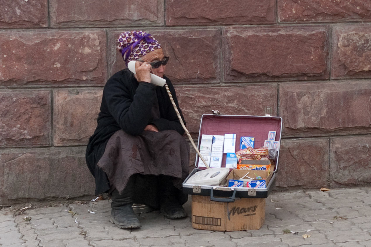 Ulaannbaatar: Cigarette and Phone call seller