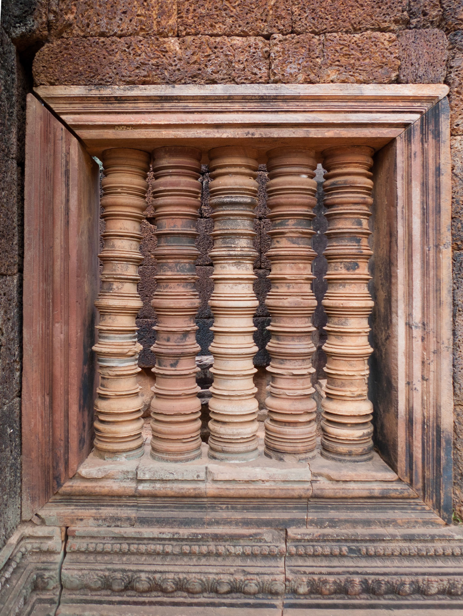 Banteay Srei: Stone carved to look like wood.