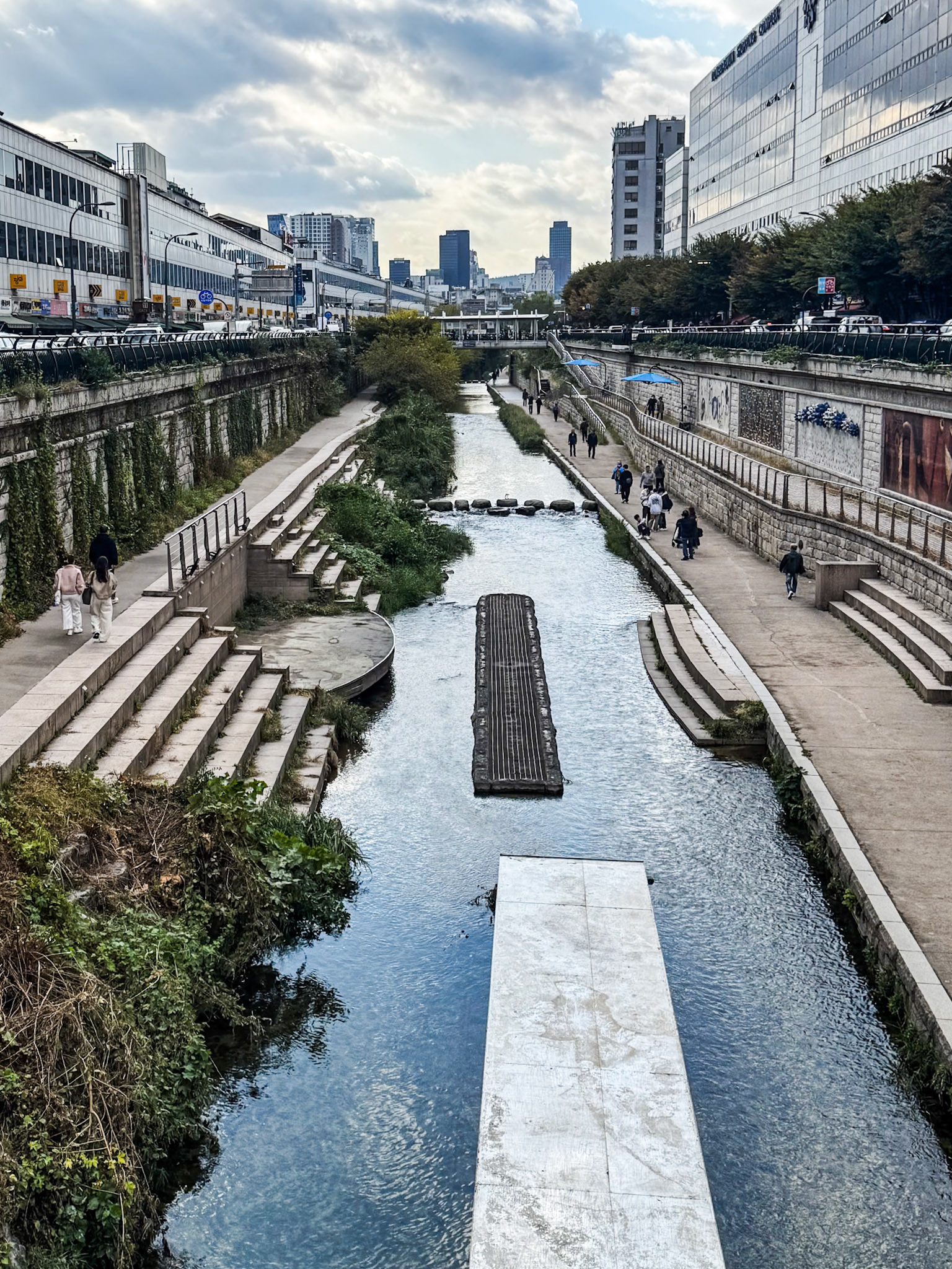Seoul: Cheonggyecheon Stream -  clear water year round