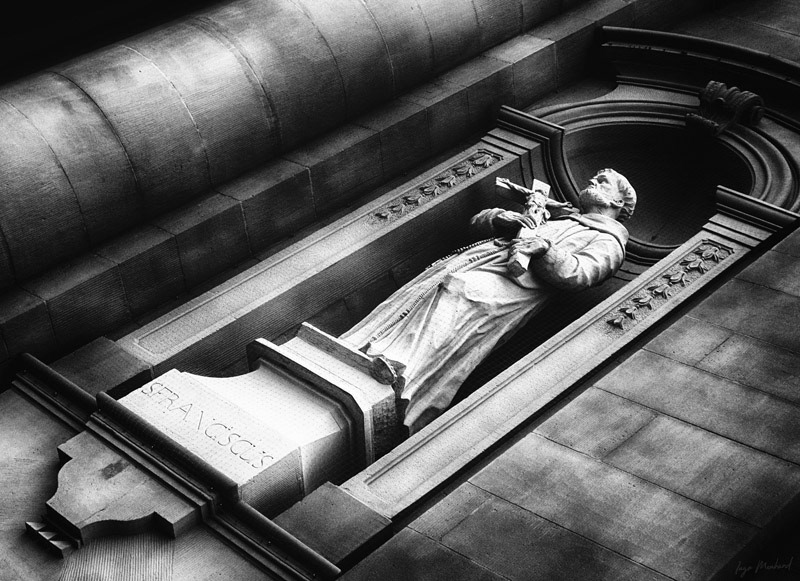 A monumental St. Franciscus statue in black and white.