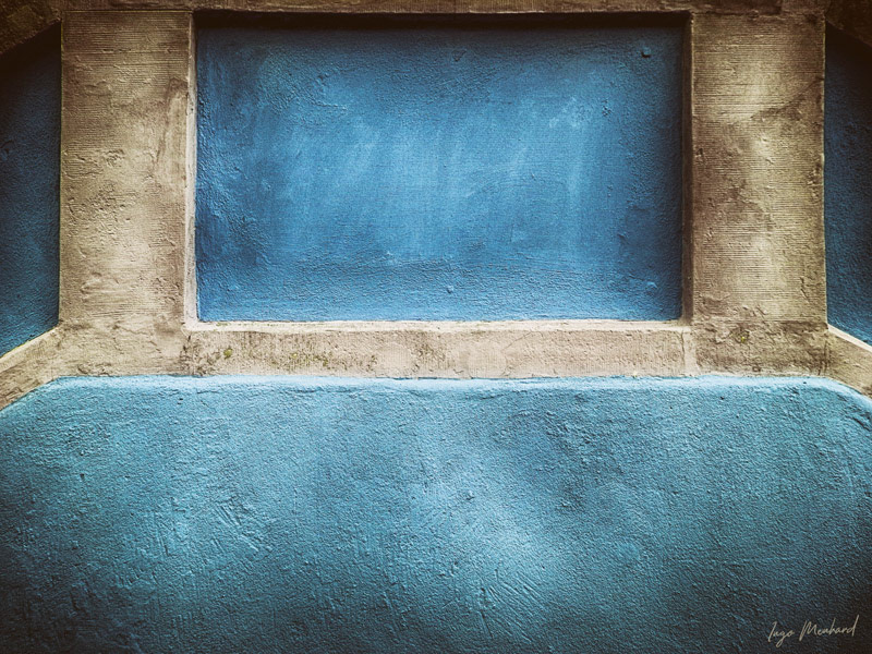 Old and rough plaster in complementary colors.