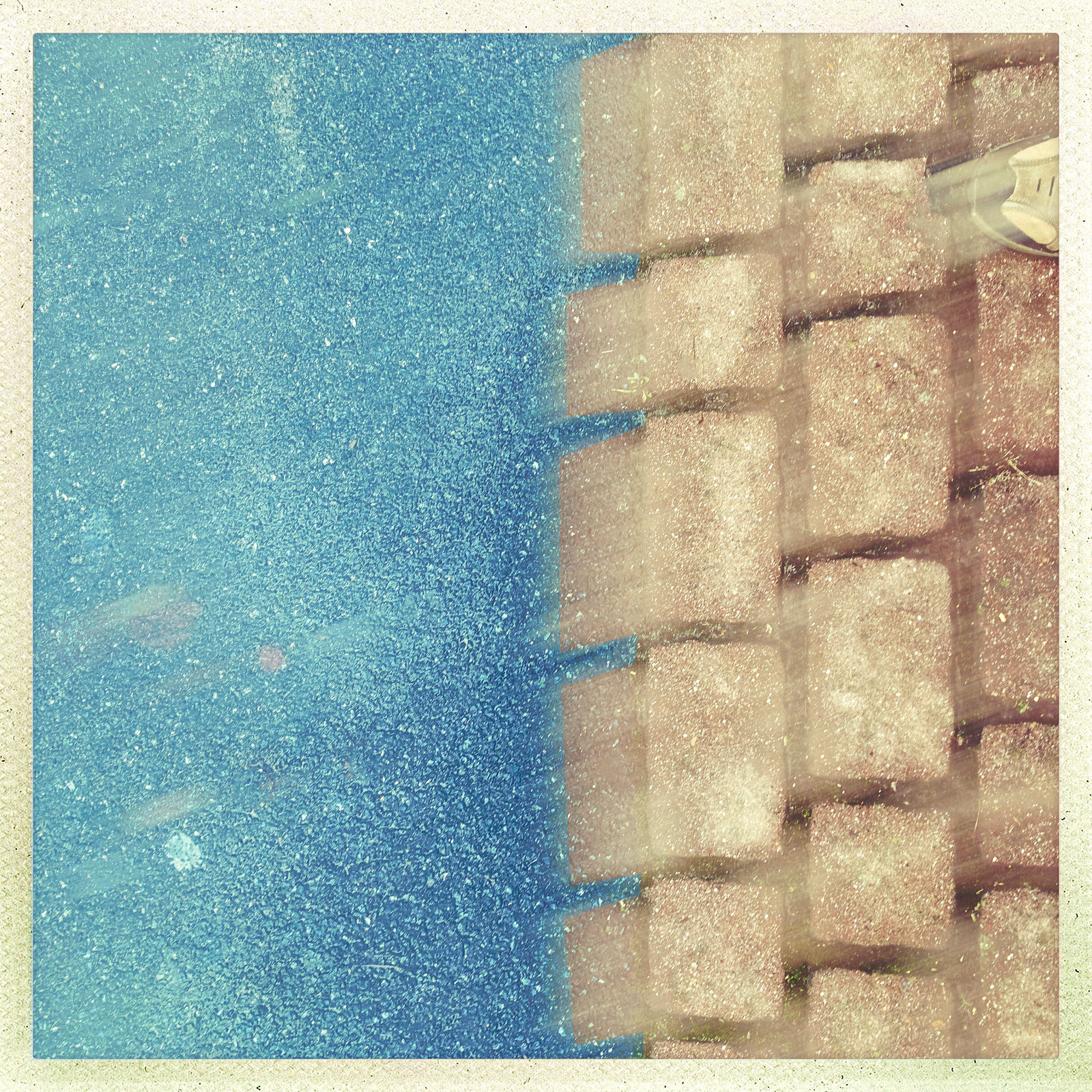 I love abstract shots like this. Mixed with complementary colours it's an harmonic surrealism which can be created.