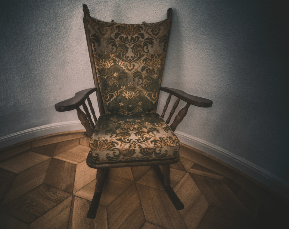 This is what I call a real rocking chair for bosses, don't you think?