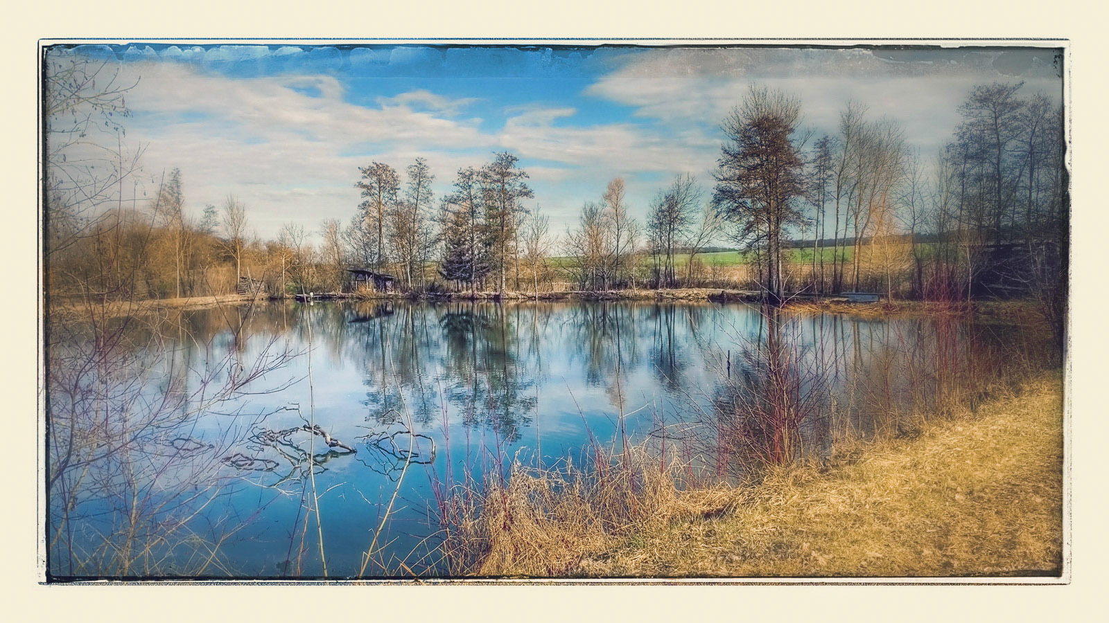 Smartphone photos can be a artistic too, don't you think? This capture was made on a small pond in a rural German province.

Smartphone: Moto G4
Used tools: Google Photo Stylizer, Photoshop