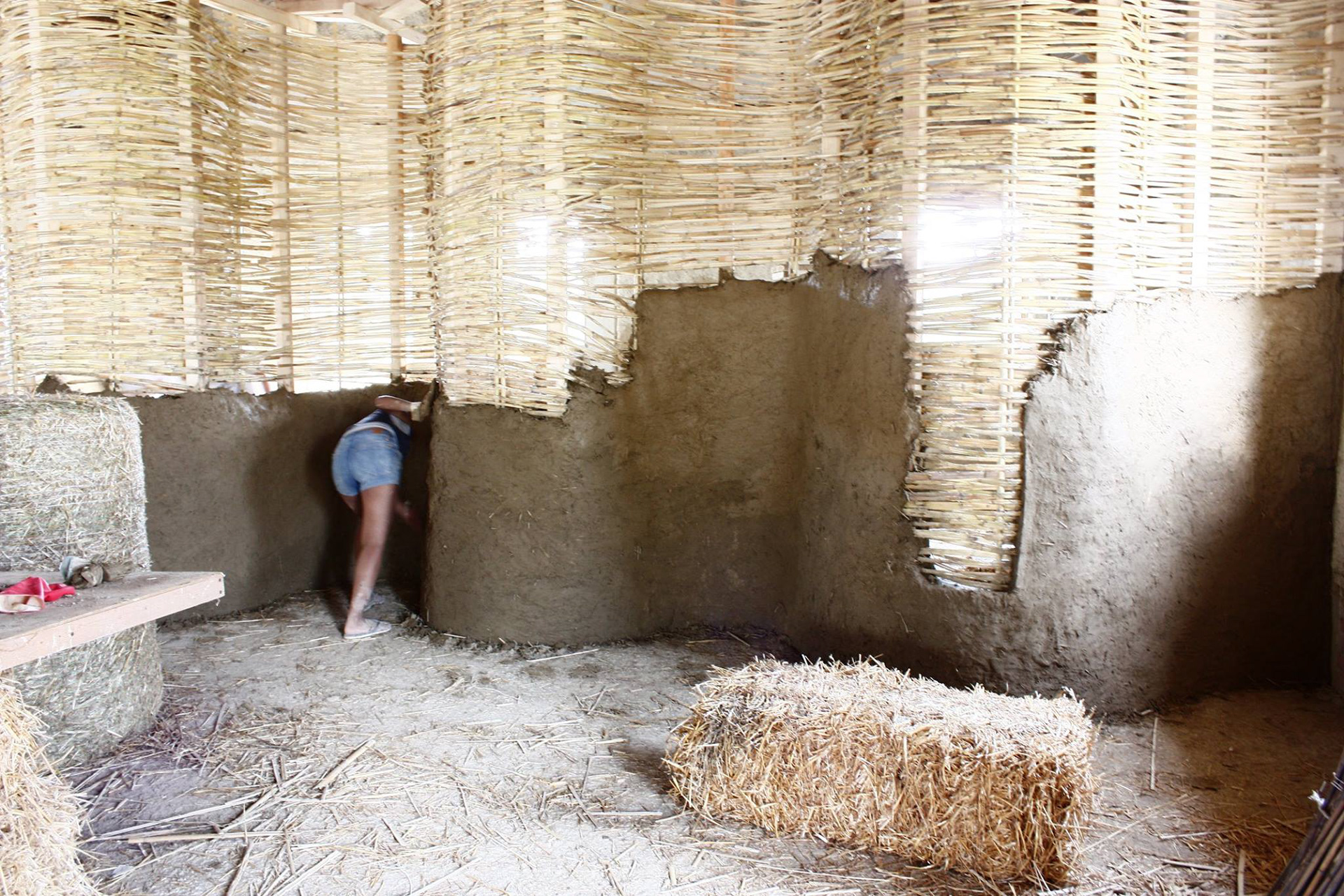 CLADDING THE WOVEN WALL WITH EARTH