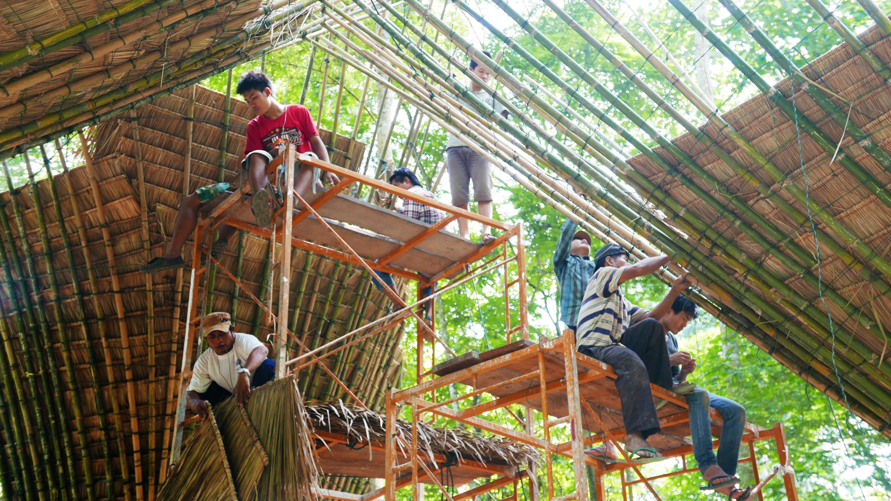 LOCAL COMMUNITY AND KEEPERS HELP TO BUILD THE STRUCTURE