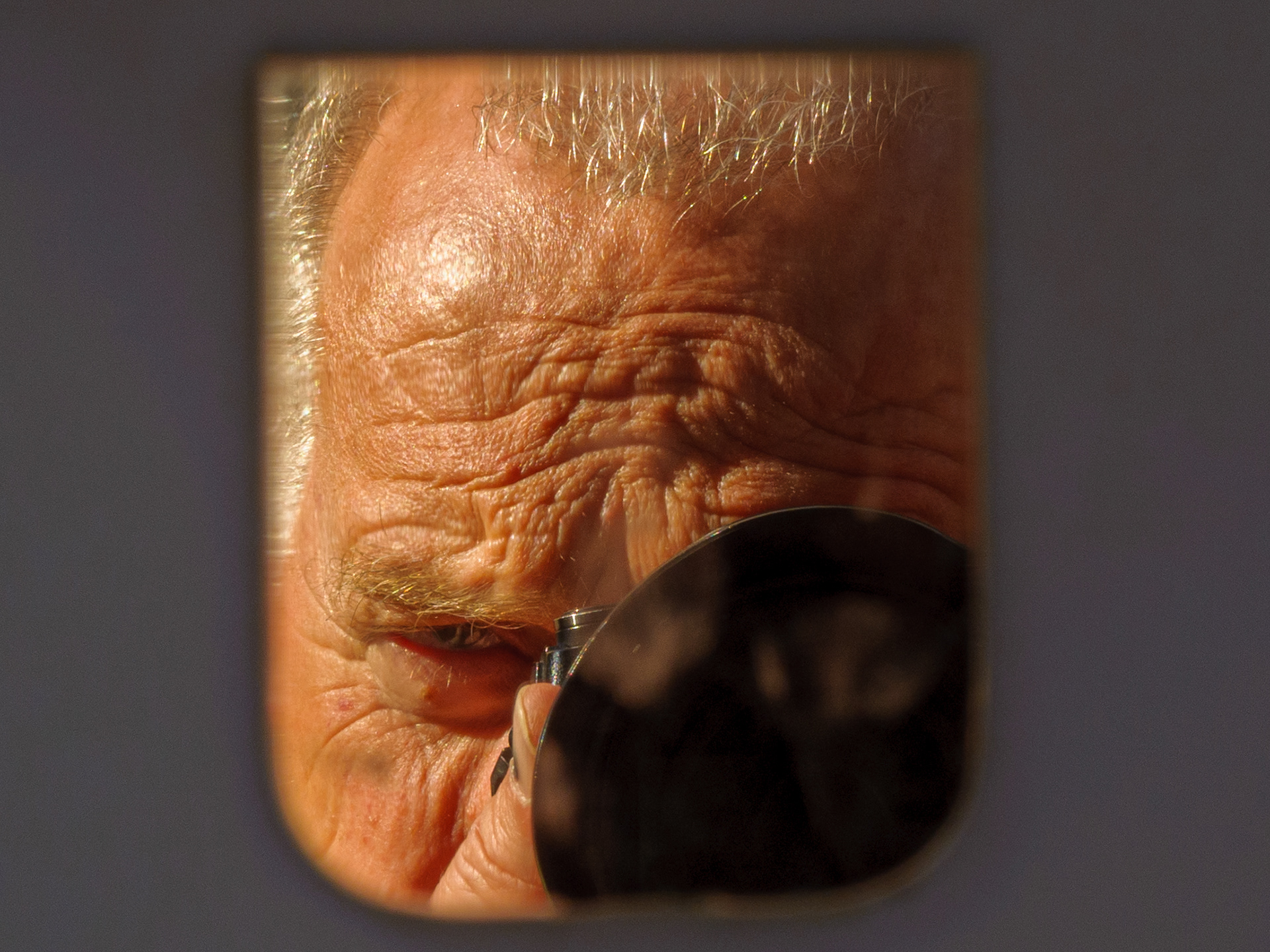 A mirror in the street