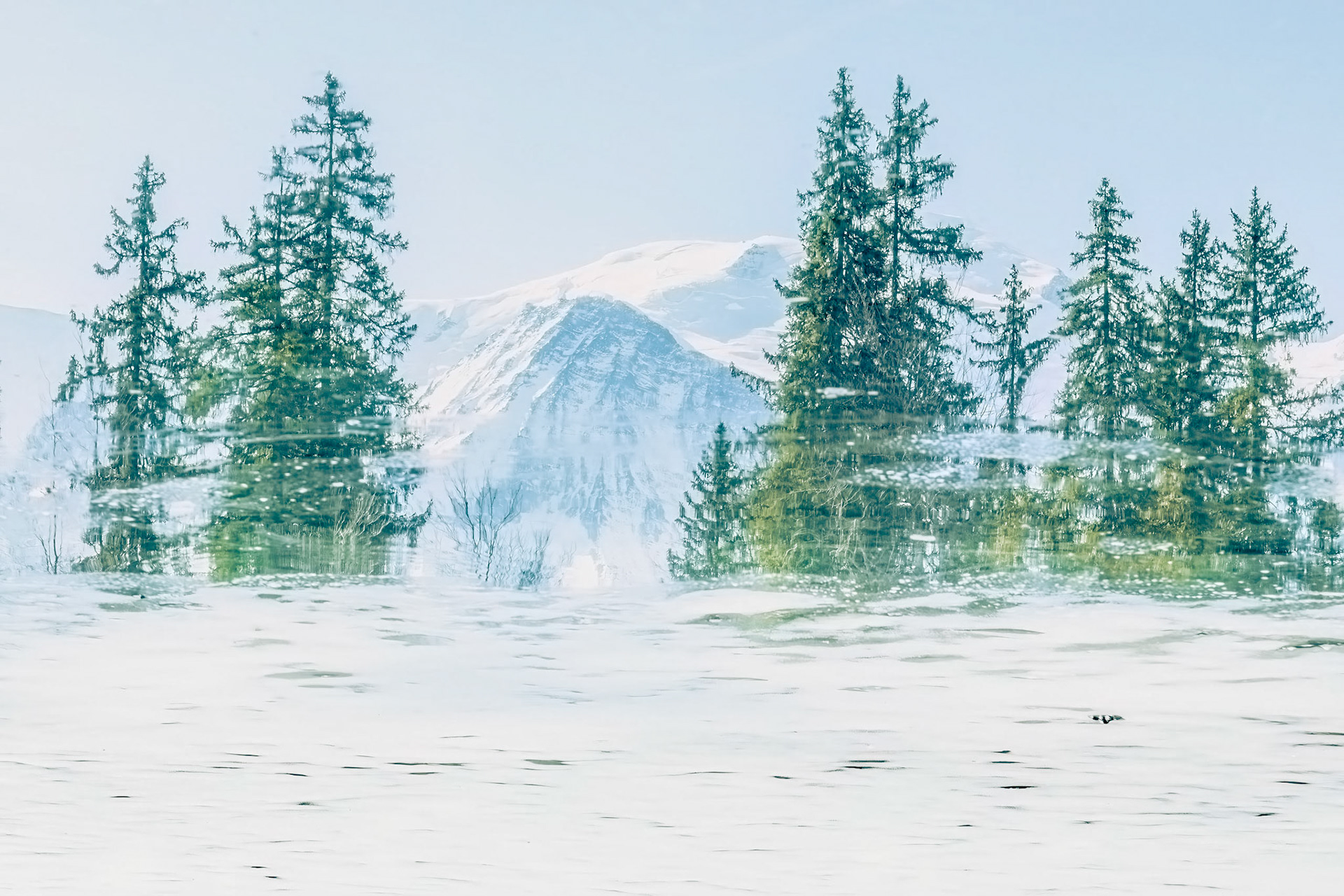plaque de glace, fondu de vieille neige, MontBlanc en reflet