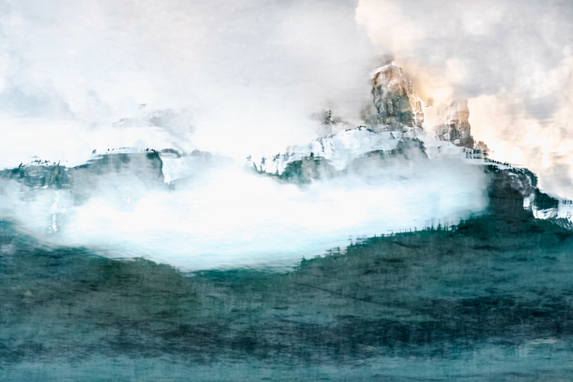 Reflet de montagne dans son manteau de brumes, réchauffée de sommet au soleil