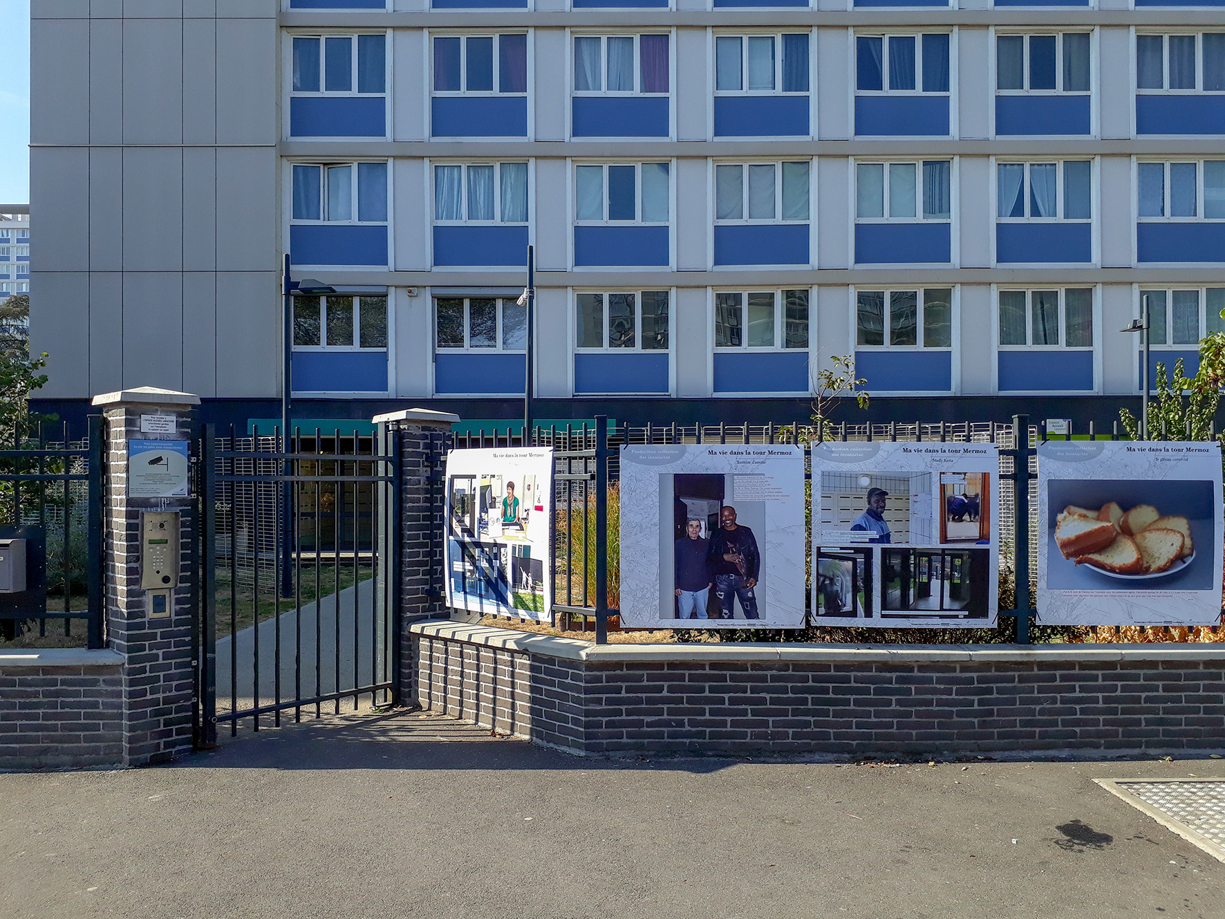 L'exposition, dans un deuxième temps, sur les grilles pour les habitants du quartier