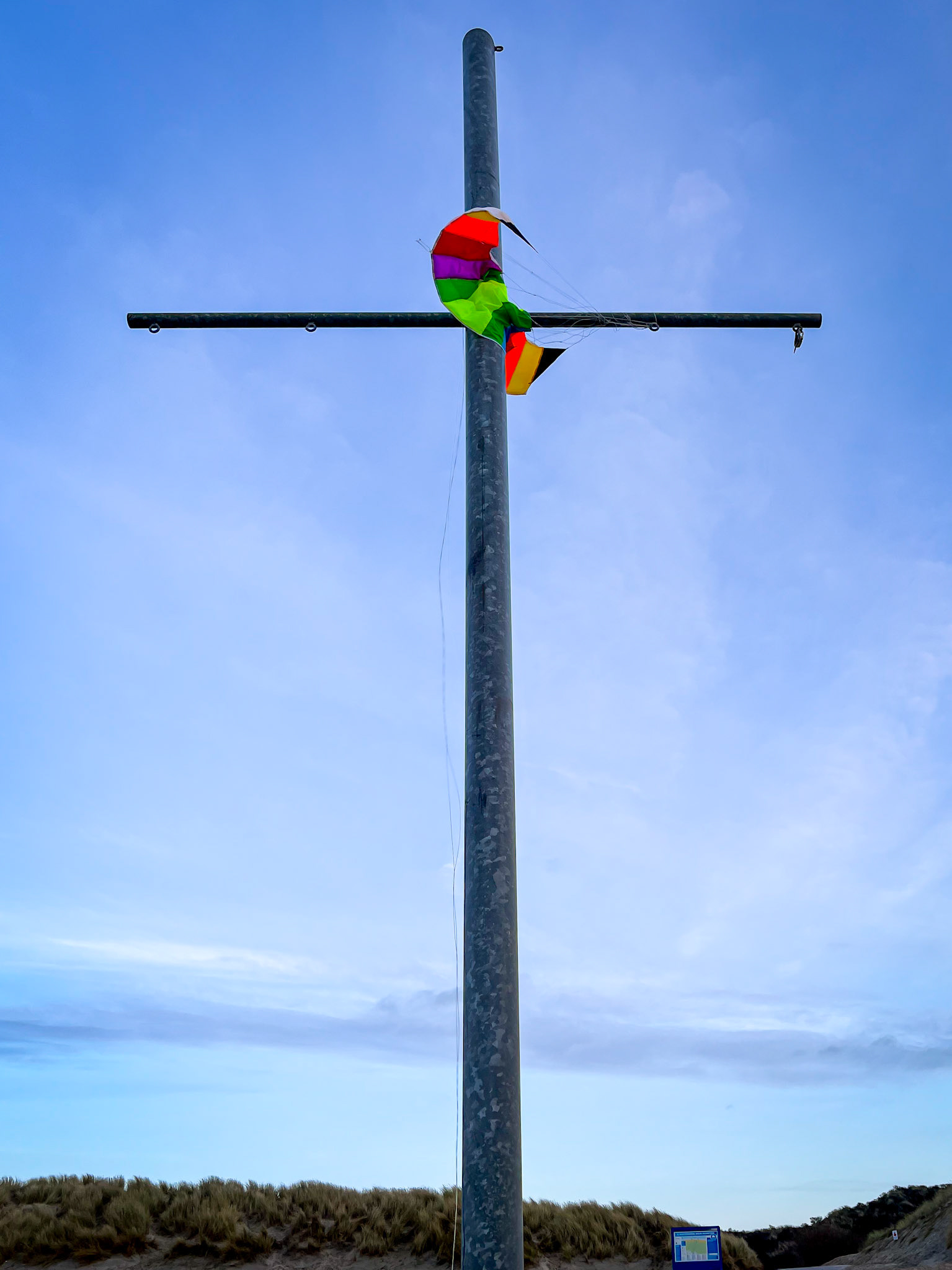 Dag 586: Ik heb hier een brief voor m'n moeder Die hoog in de hemel is Deze brief bind ik vast aan m'n vlieger Tot zij hem ontvangt, zij die ik mis (helaas, niet helemaal gelukt)