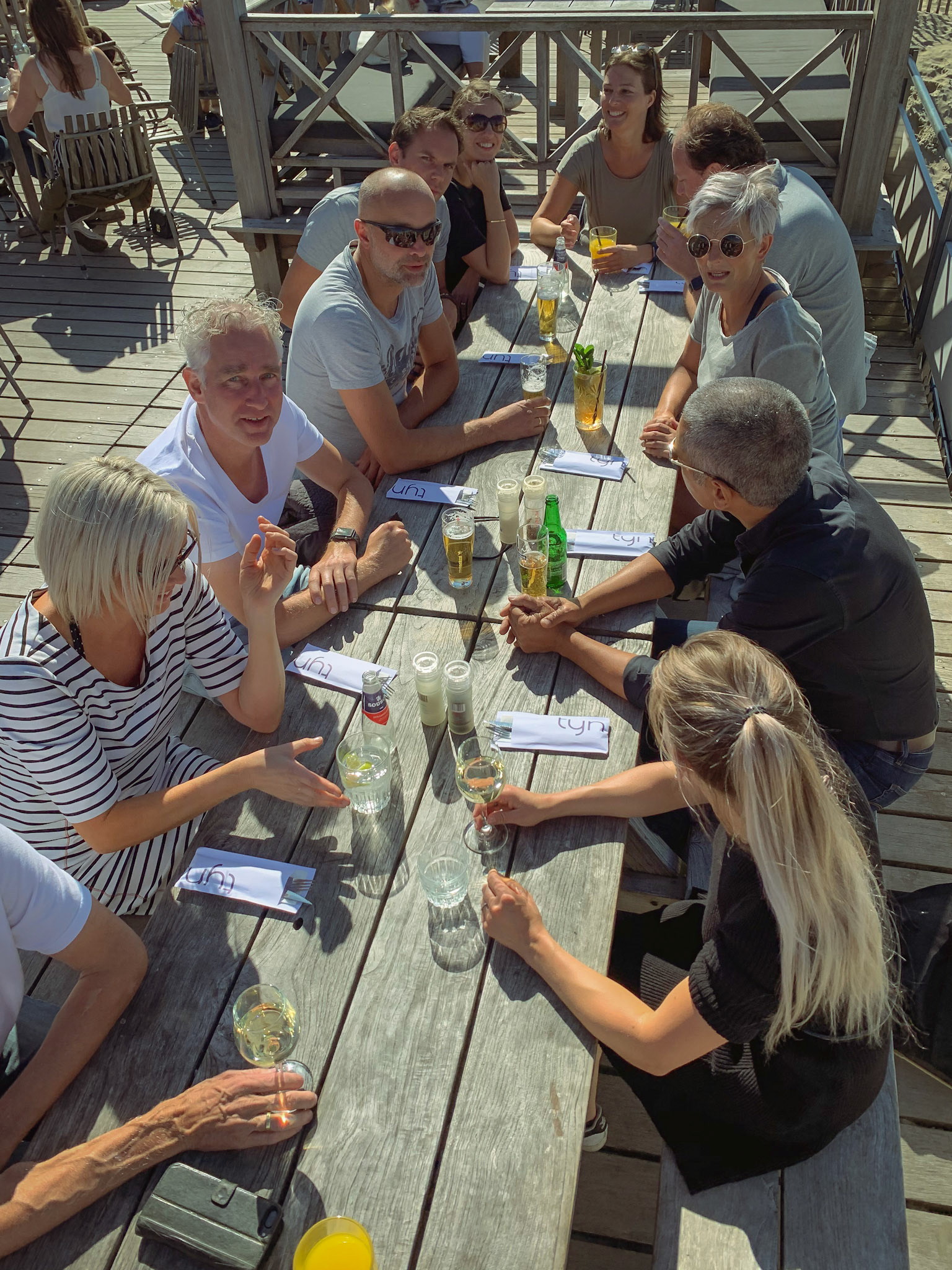 Dag -252: Biertje, stilte voor de storm, zo met een board de zee op.
