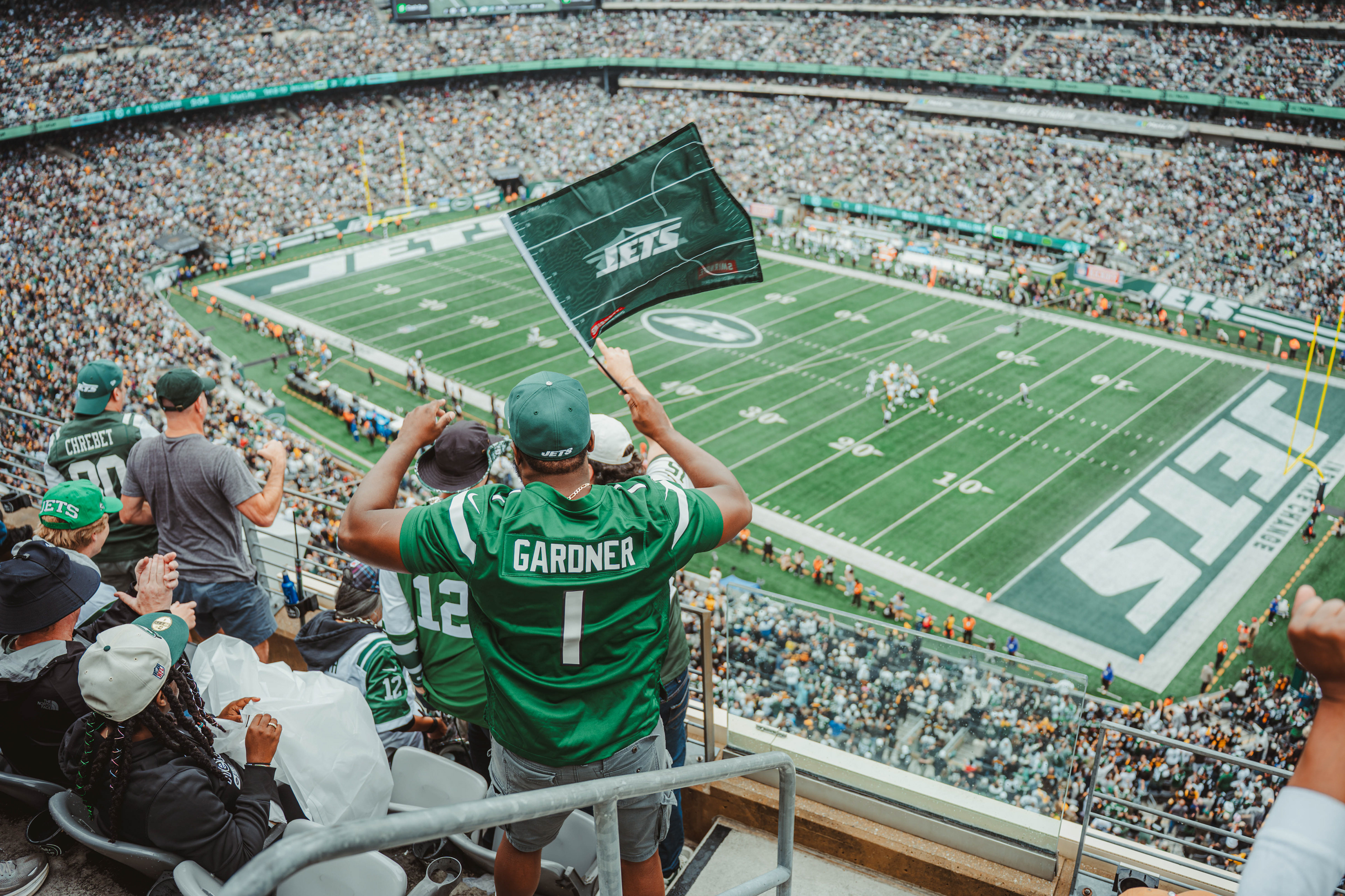 New York Jets fans cheer and celebrate during the season opener against Pittsburgh Steelers at MetLife Stadium on Sep. 7, 2025.
