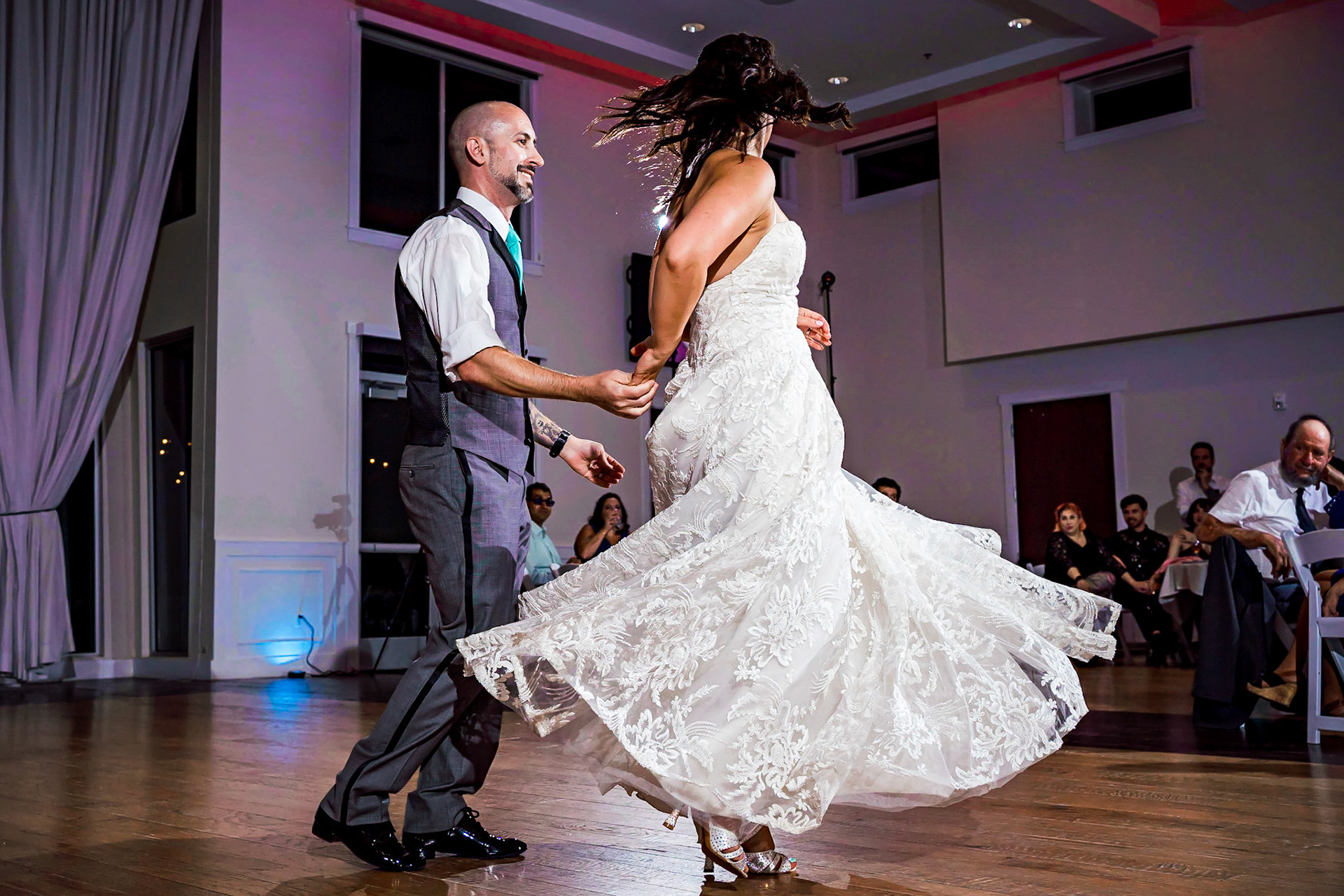 Colorful wedding at Wedgewood Ashely Ridge in Colorado. Getting ready at home. First look and portraits in the park. Flower man, couples portraits with bubbles.