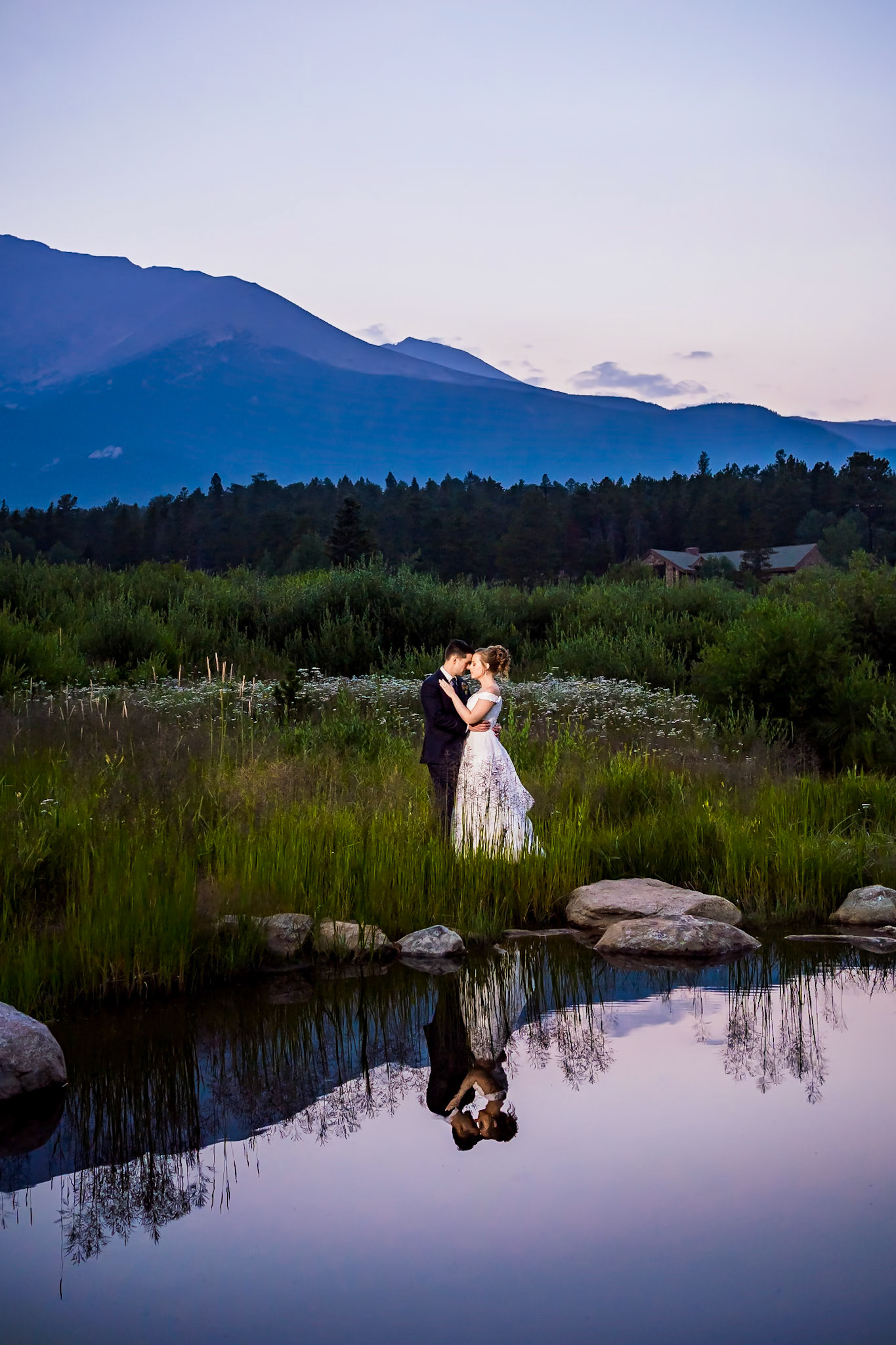 Adorable mountain wedding at Wild Basin Lodge in Allenspark, CO