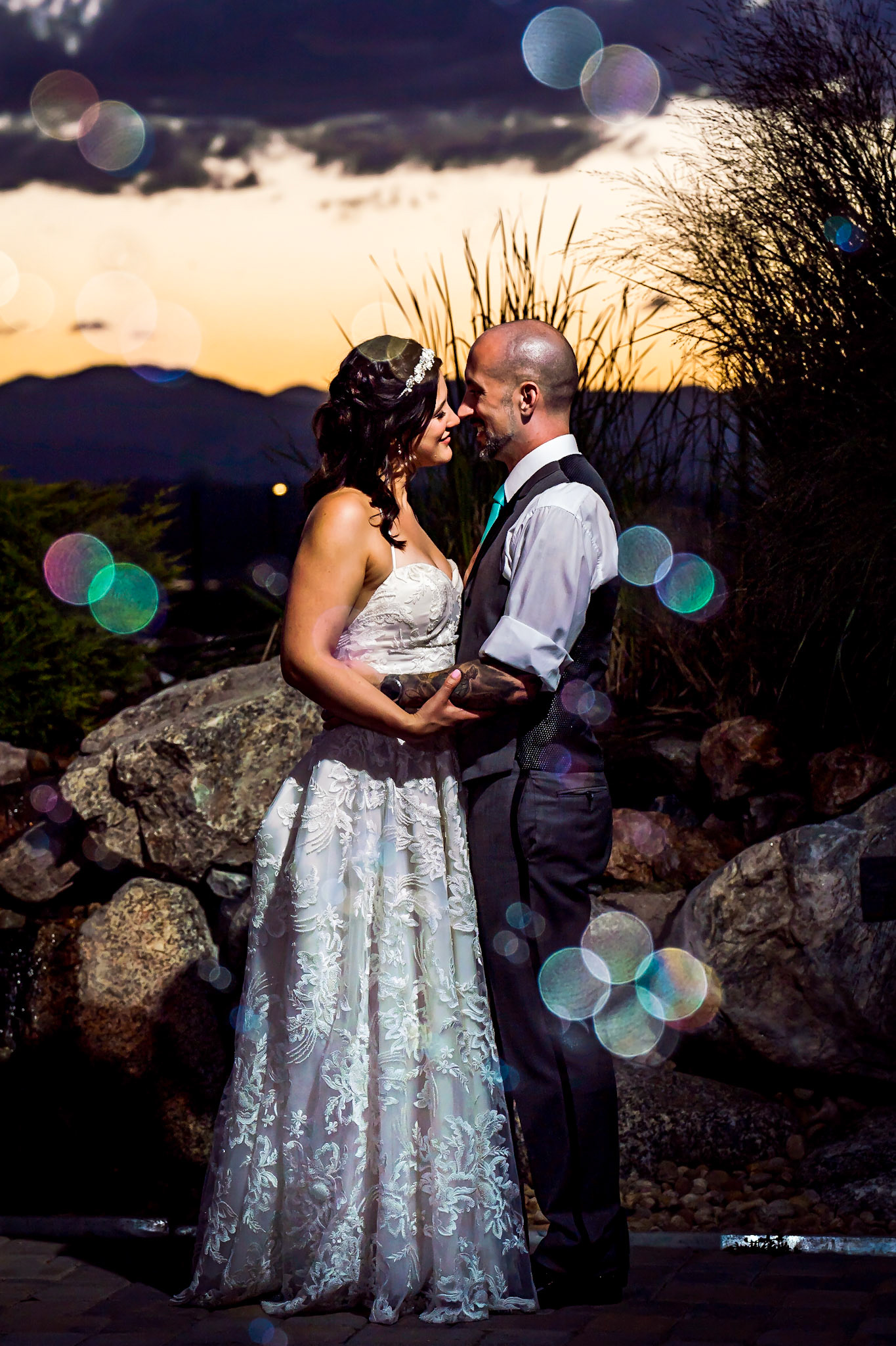 Colorful wedding at Wedgewood Ashely Ridge in Colorado. Getting ready at home. First look and portraits in the park. Flower man, couples portraits with bubbles.