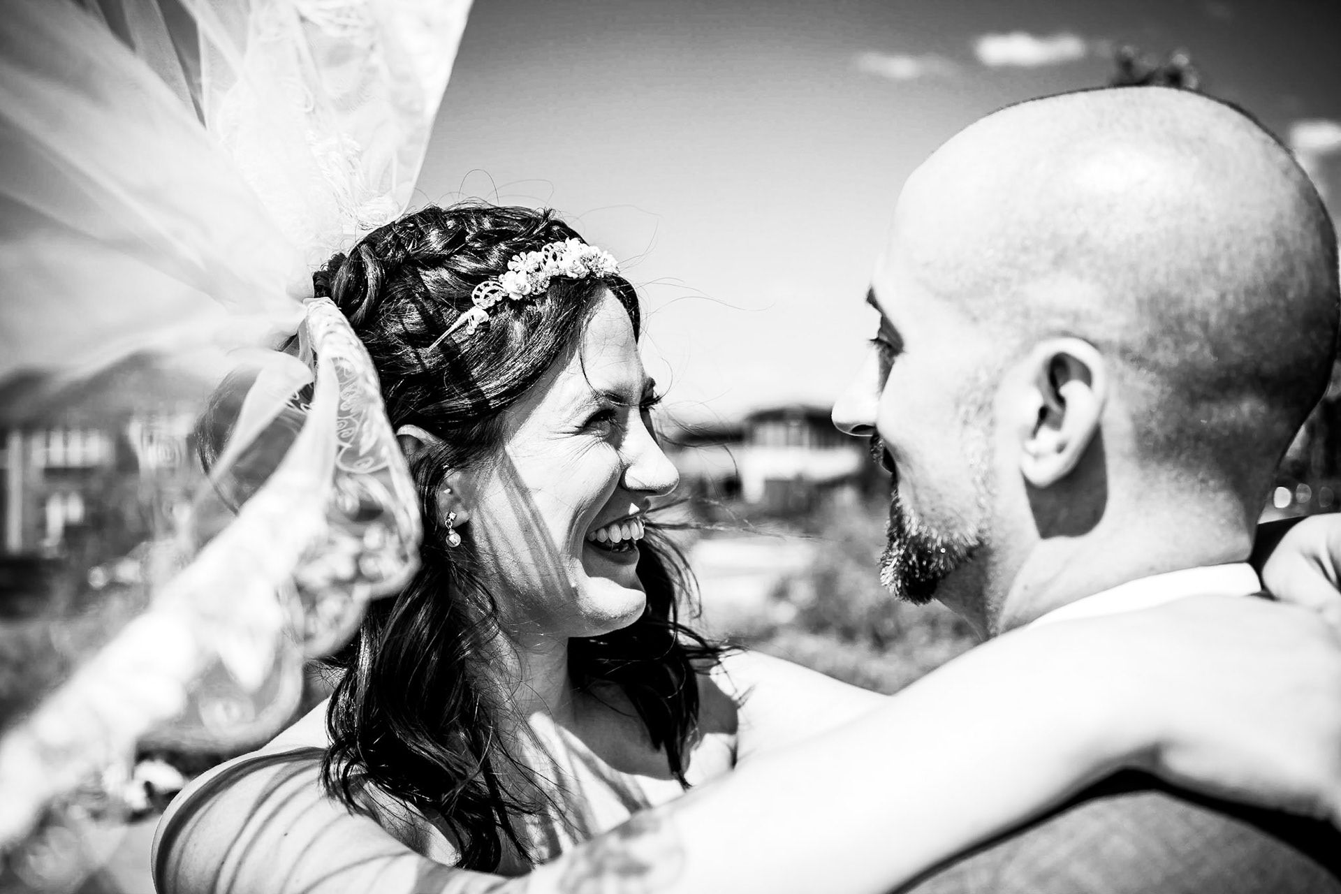 Colorful wedding at Wedgewood Ashely Ridge in Colorado. Getting ready at home. First look and portraits in the park. Flower man, couples portraits with bubbles.