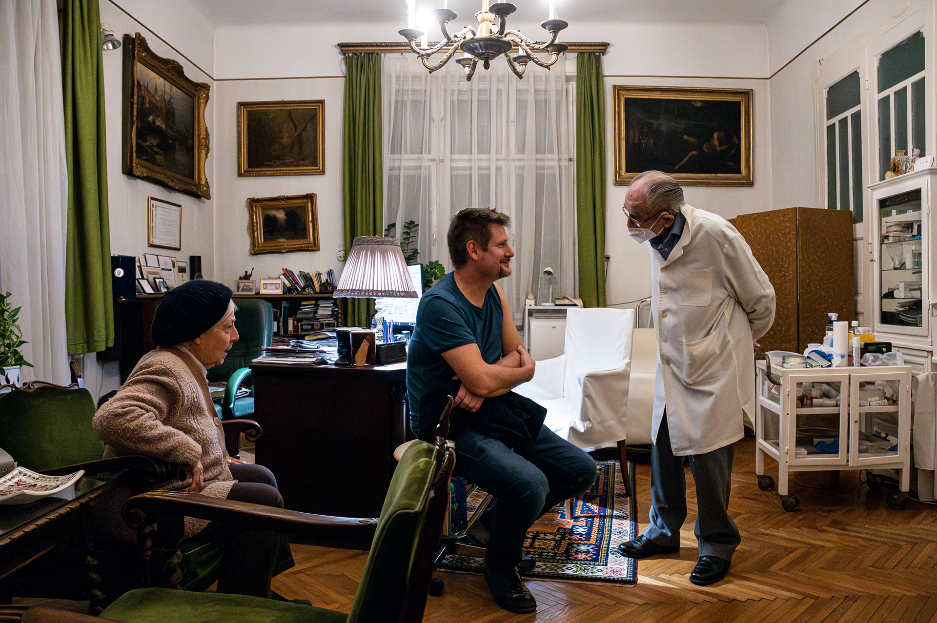 Attila Pintér, the violinist of the Liszt Ferenc Chamber Orchestra, had a flu vaccination at the doctor's. He and his mother told me that Attila is the fourth generation in the family to be treated by Dr Körmendi. This is handy in everyday life because the doctor has the medical history of each family member in his head, even Attila's great-grandparents were among his patients.