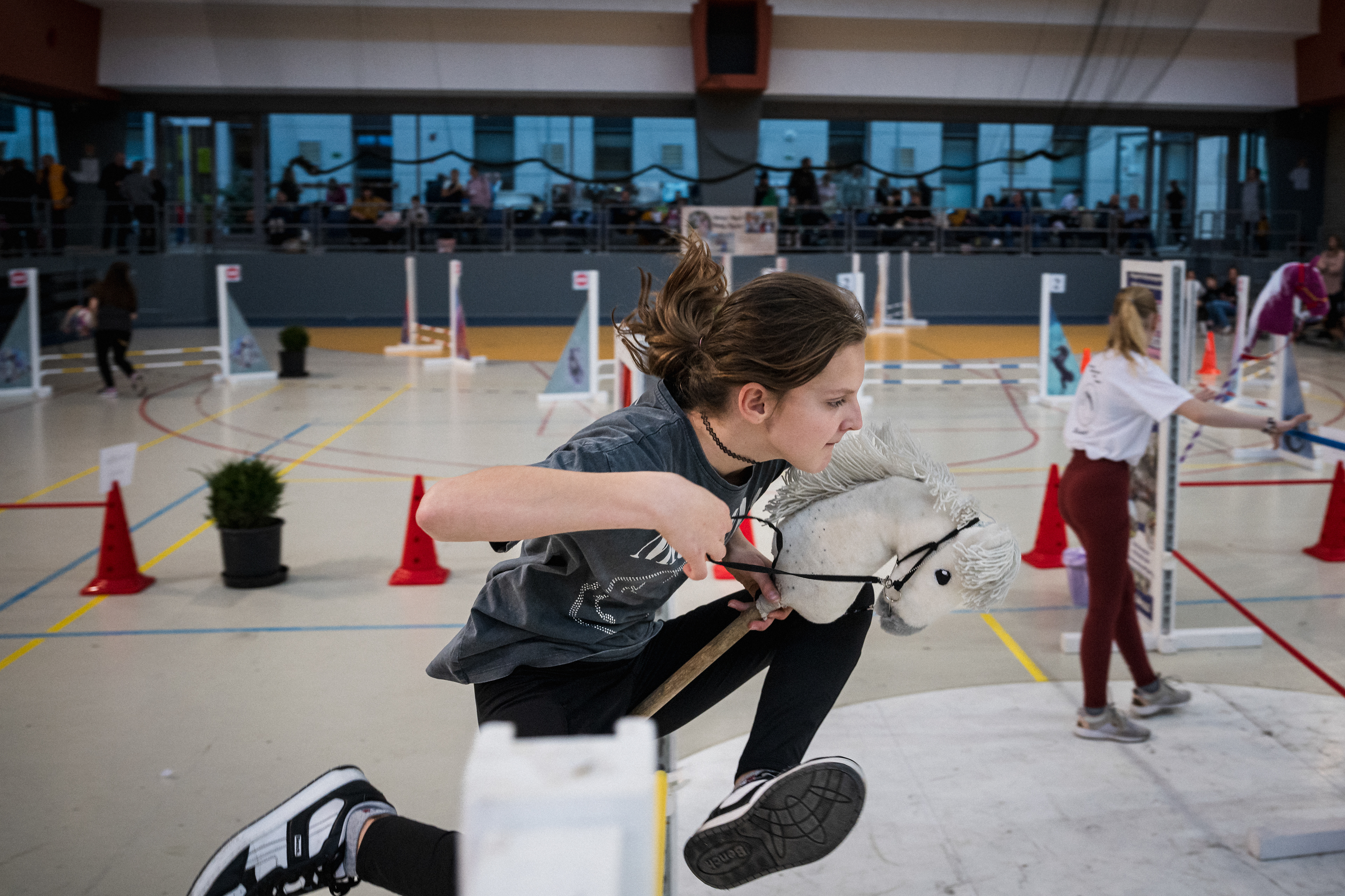 From 9am to 6pm, the sports hall was packed with more than 130 children and their parents who came to compete in the last competition of the year. Most of the field was made up of children, the vast majority of them girls, aged between 6 and 14, but there were also some older competitors.
