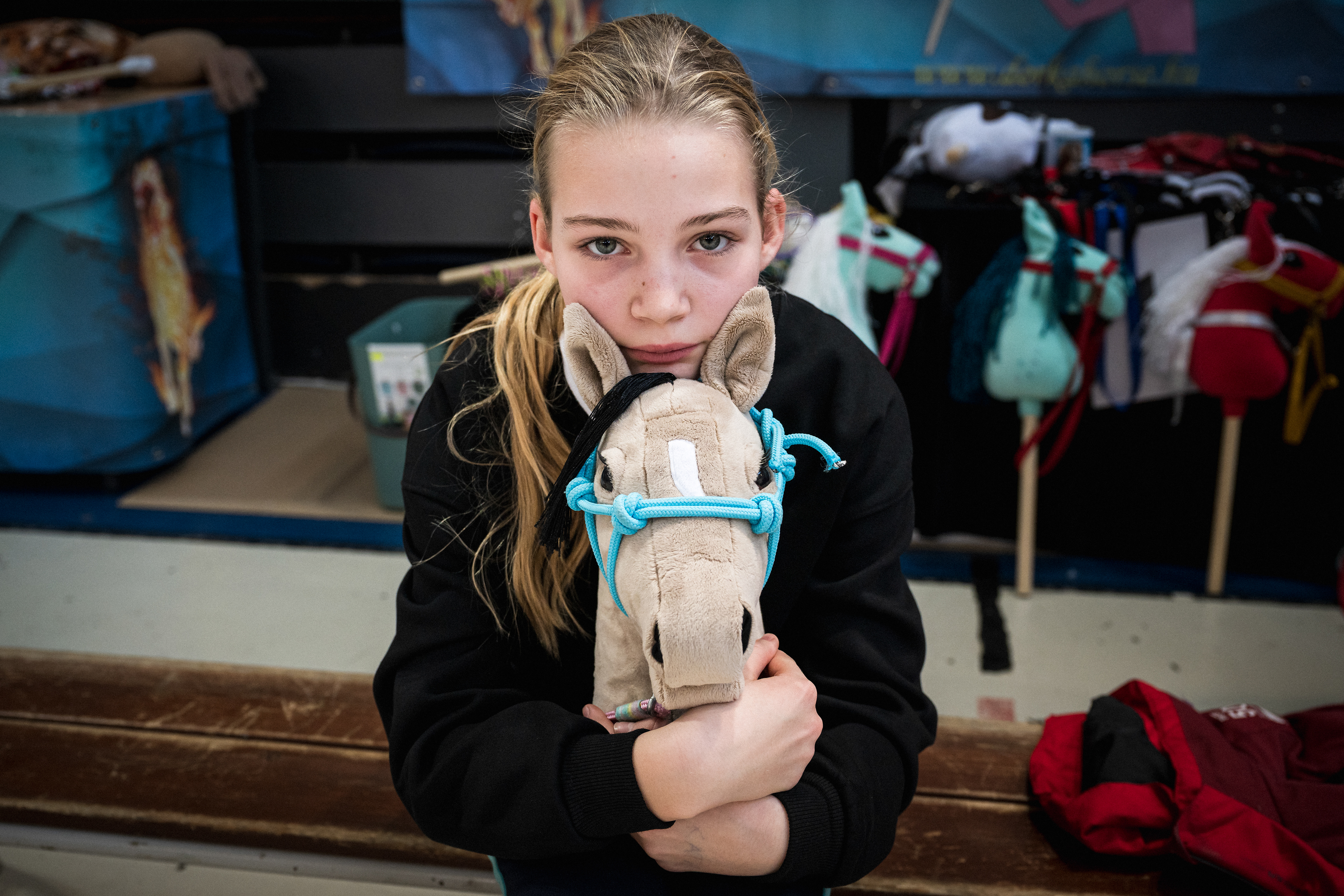 Kincsem, Twisted Cunami, Oreo, Bella Diva, Powdered Sugar, Casper, Horse Bear, Blueberry Brownie, Dallas - just a few examples of the diversity of the field. There are also several hobby horse manufacturers in Hungary, the largest being the aforementioned DorkaHorse webshop. You can also buy horses, but many people make their own horses. It is not uncommon for one participant to have several horses. The naming of horses, their different looks and accessories is an integral part of self-expression in this sport, and within a field of mostly children, it is the subject of many conversations: discussing who has what kind of hobby horse and why.