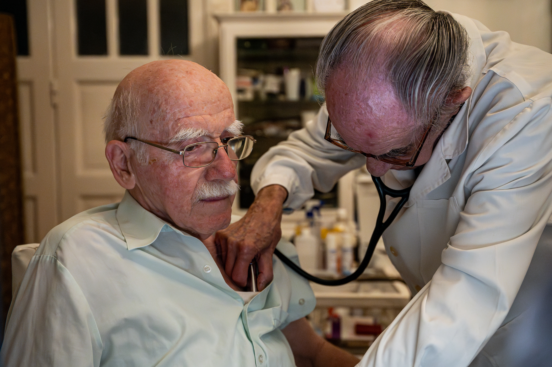 "A district general practitioner receives a payment based on the number of patients he sees, plus a supplement from local councils for the care he provides. Since I retired, I only receive a sum per patient, about 600 forints per person, which has remained the same for 33 years," he says. During his years as a district GP, he has, of course, acquired a large number of patients, many of whom have stayed with the doctor since he retired and started an out-of-district practice. He had 1800-2000 patients in his district, 800 of whom initially stayed with him, but since then many have moved away, changed doctors, gone into nursing homes, died as time went on. Today he has about 200-250 patients. "It's a totally fee-for-service practice now," he says, as everything has to be paid for out of this money. Medical and hygiene equipment, medical software, overheads, everything.
