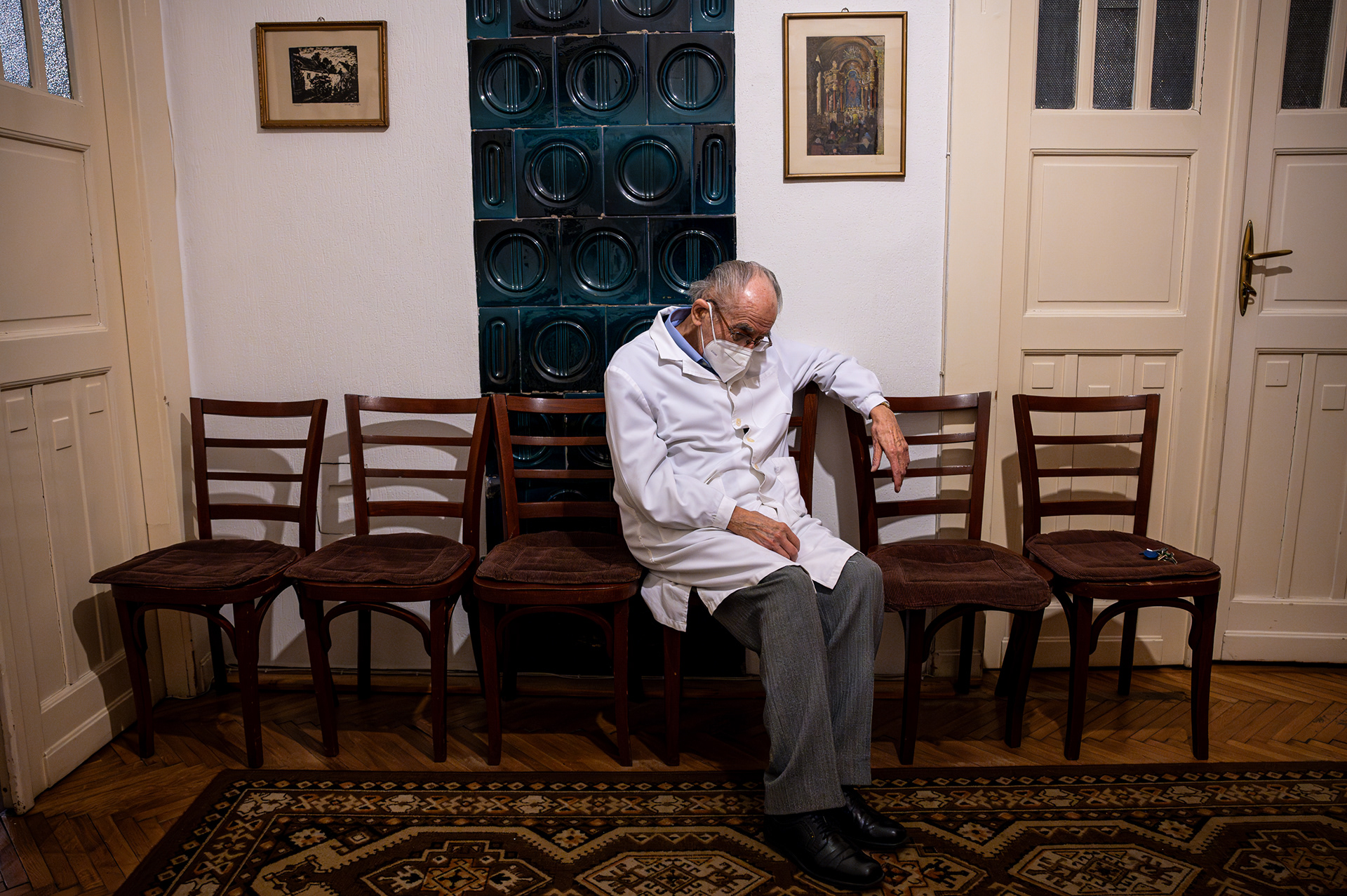 He says that he is still mentally able to cope with everyday life, and that he constantly monitors and checks himself. If he felt that he could no longer perform his job to the full, he would stop. Physically, he tires sometimes, especially when it comes to standing: if he leaves his home infrequently, he does so in a small electric car.