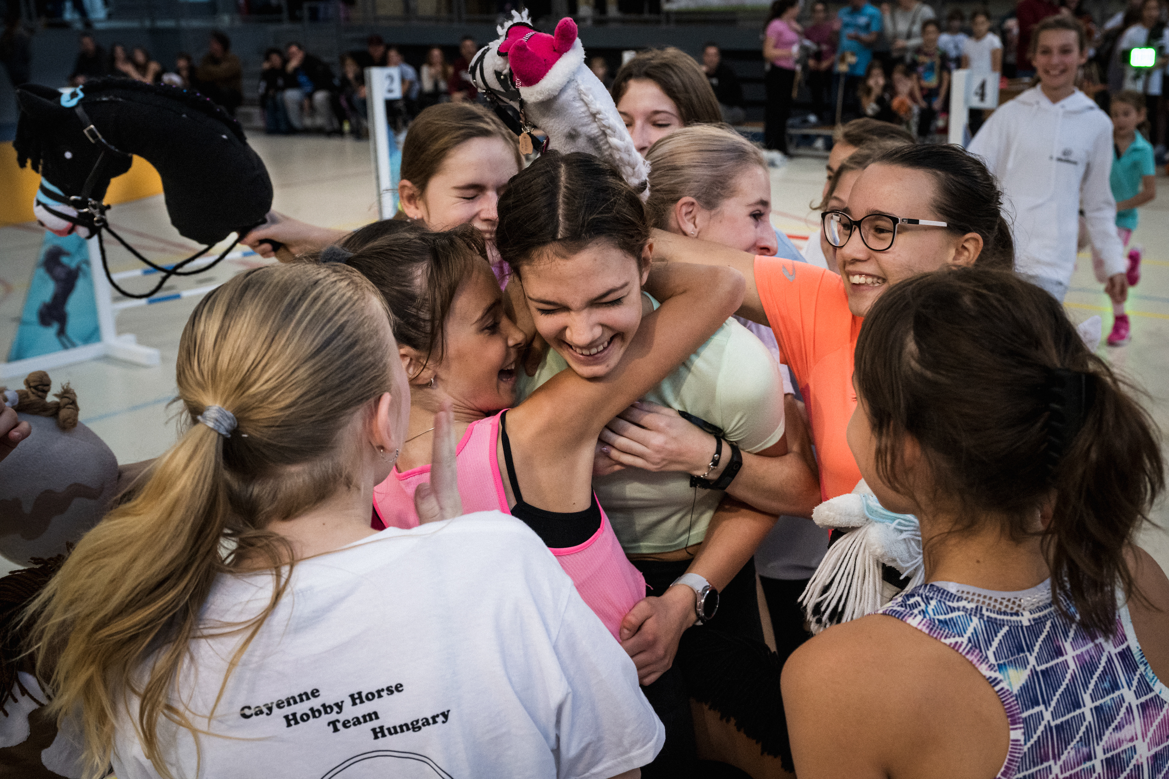 There was also a record attempt at the End of Year Cup, where the competitors had to jump over an increasingly high bar. The Hungarian record holder, after a thrilling battle, was finally Míra Négyes with her hobby horse Apollo, who jumped a 133 cm high barrier. This made her the official Hungarian record holder, as there was a Hungarian Record Association verifier at the event, who measured the barrier before each jump, took photos and made notes.  The Hungarian hobby horse scene has an incredible atmosphere, with a real community of children cheering, rooting, shouting and encouraging each other and congratulating each other after a good race.