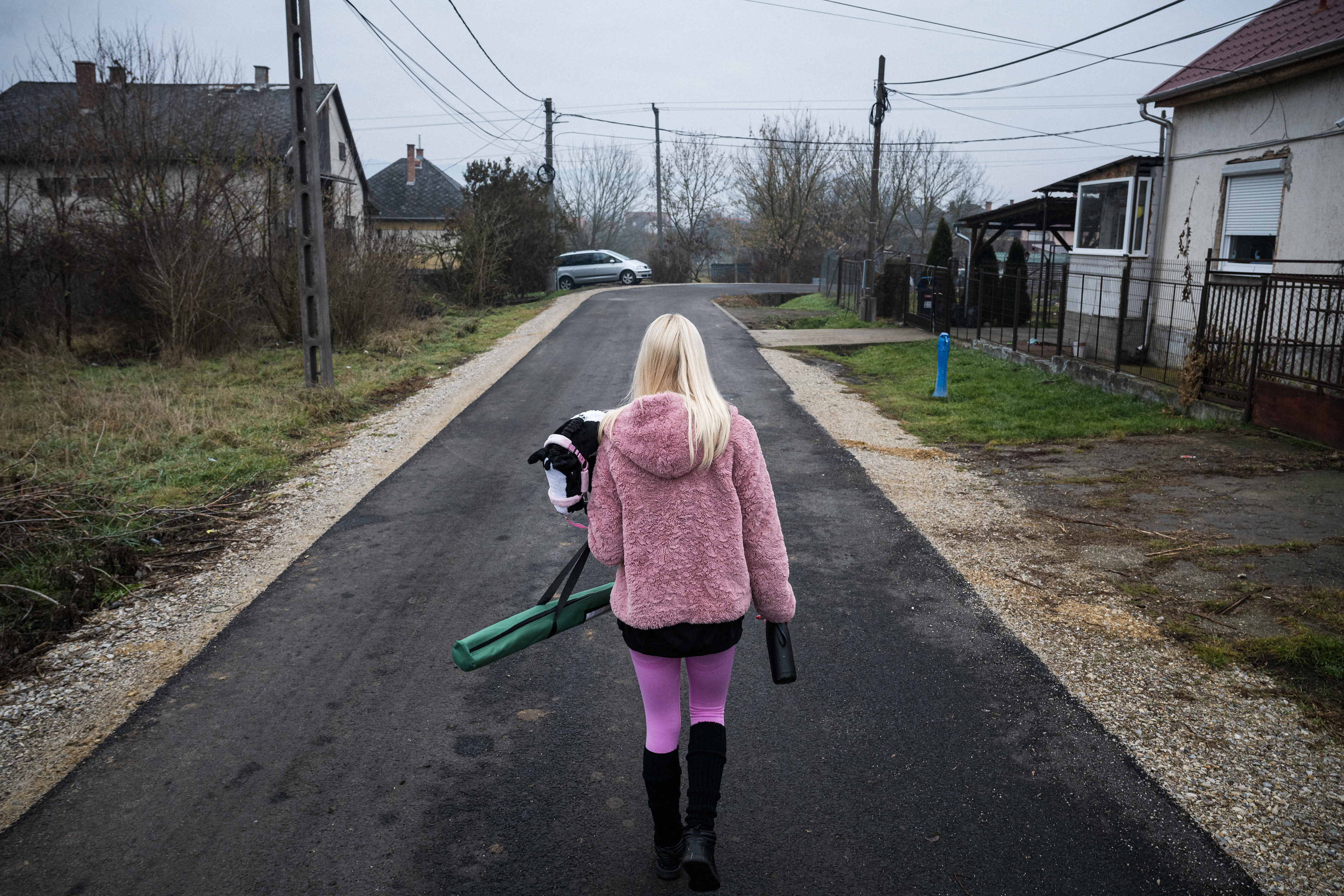"At first the neighbours were watching, but I think they're used to it now. Anyway, I don't care if they see me doing it or if they see me doing it. I don't care at all what anyone thinks of me. I've talked to a lot of girls my age and they've said, "Wow, you're doing this, you're so brave? I told them, come on, let's do it together! I would be very happy too, because although I like the younger ones, I would also feel more comfortable if there were more of my age group. It's a big deterrent for them that whenever people see this sport, everyone in the comments tends to be negative." - says Lizett.  Lizett thinks that maybe because they look funny during hobby horsing, it's new to people, or that similar processes have happened with the creation of any new sport. She tries to cajole her peers, telling them not to care who comments what, just come and have fun, because everyone is welcoming and supportive at the races. 