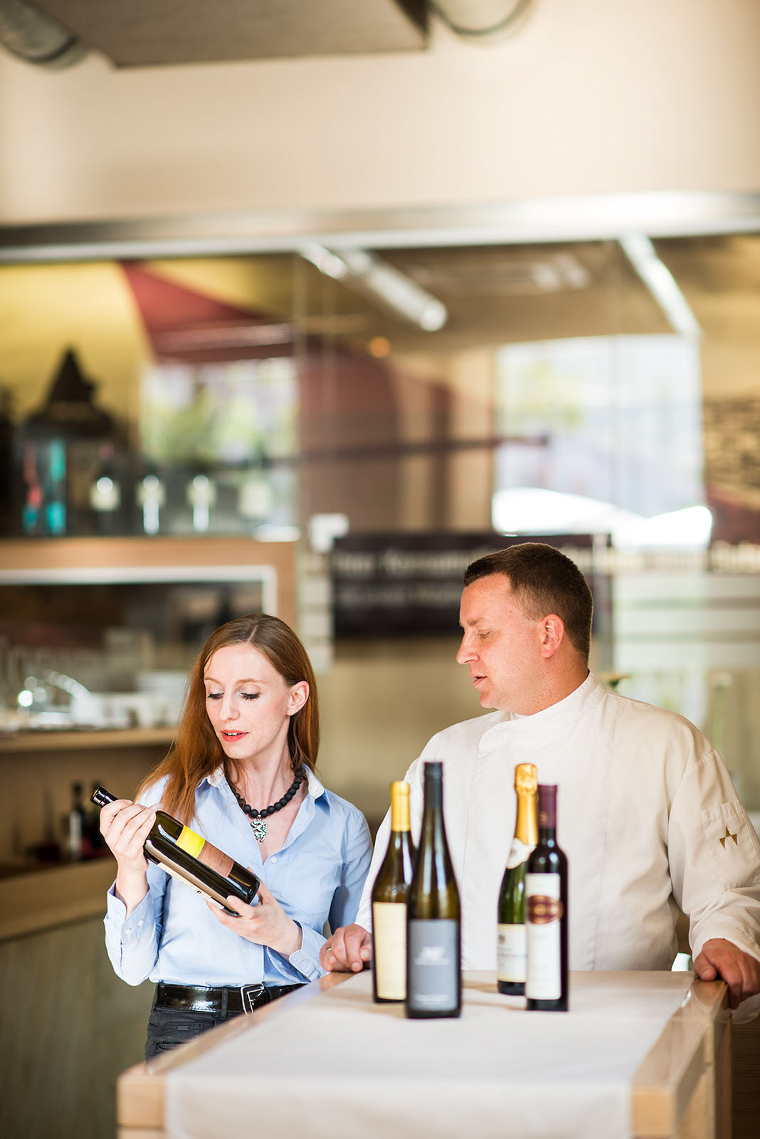 Flo Payer – Reportagefotografie einer Weinverkostung in Wien, Mann und Frau im Gespräch
